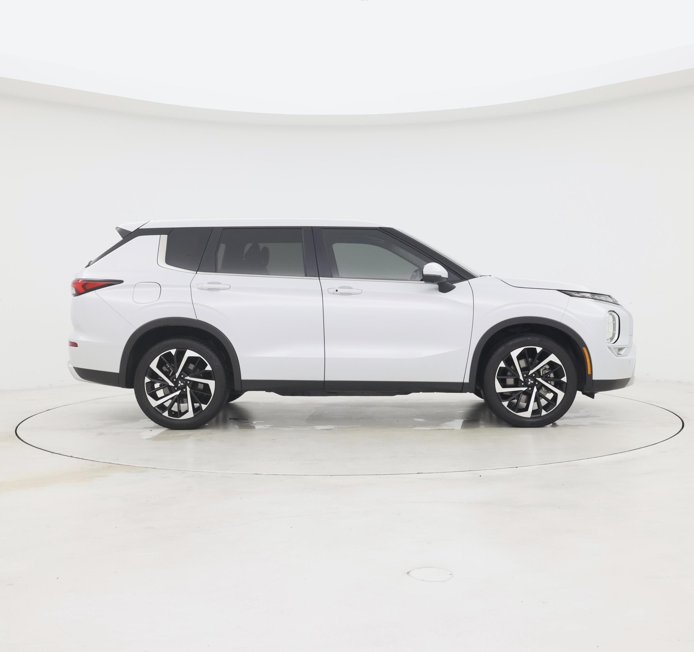 Thumbnail: 2024 Mitsubishi Outlander - 7