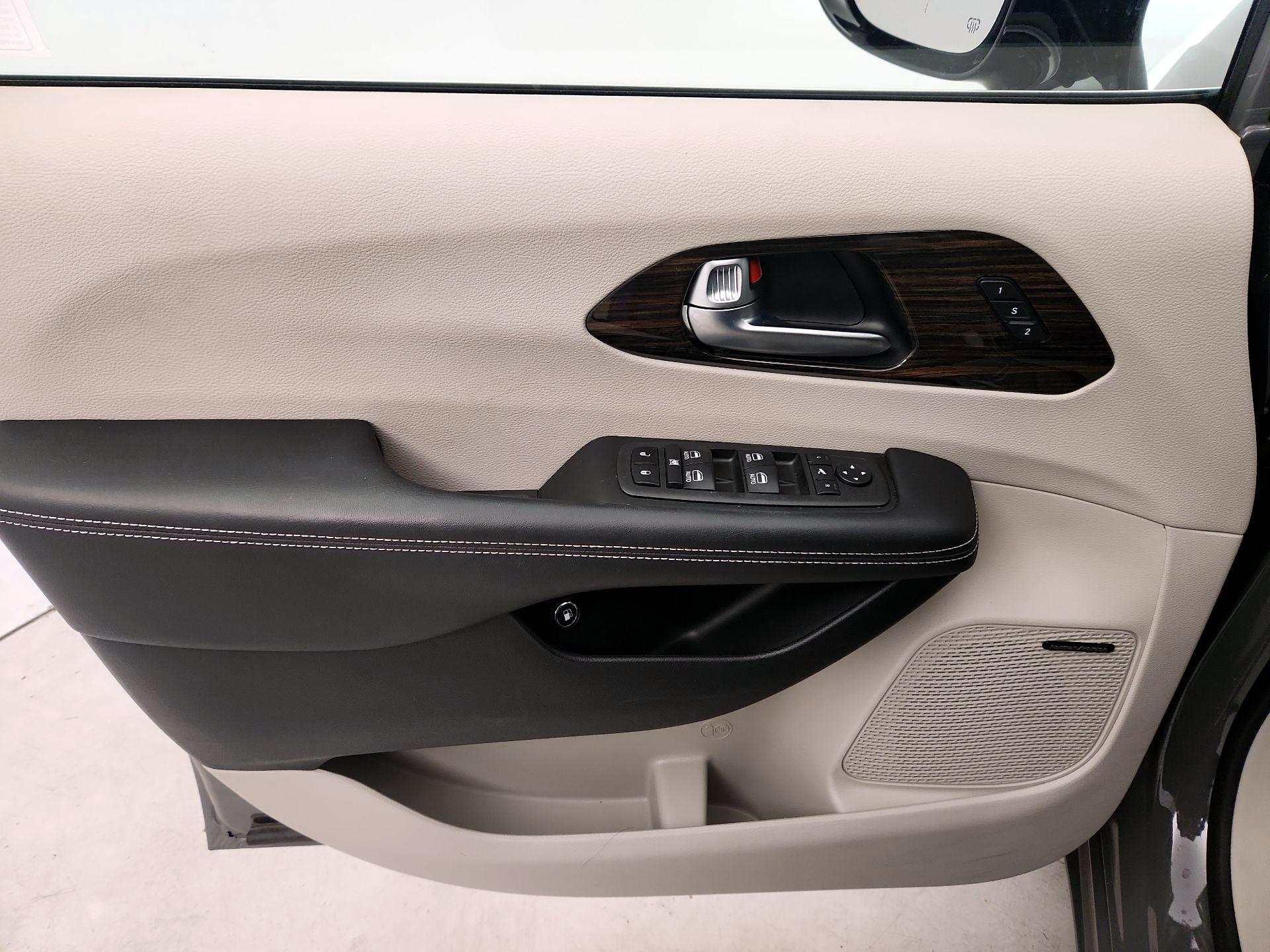 Thumbnail: 2023 Chrysler Pacifica - 12