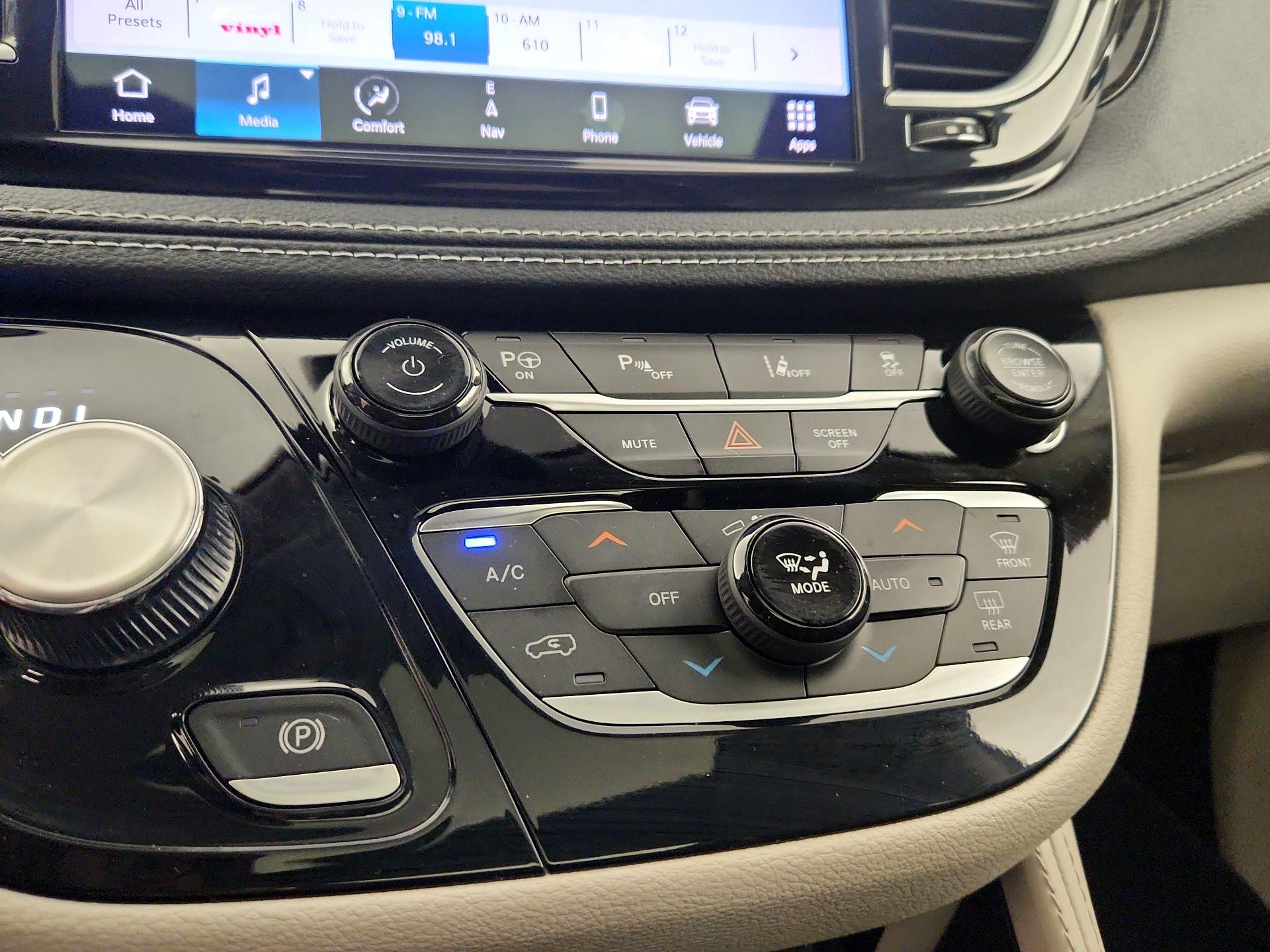 Thumbnail: 2023 Chrysler Pacifica - 17