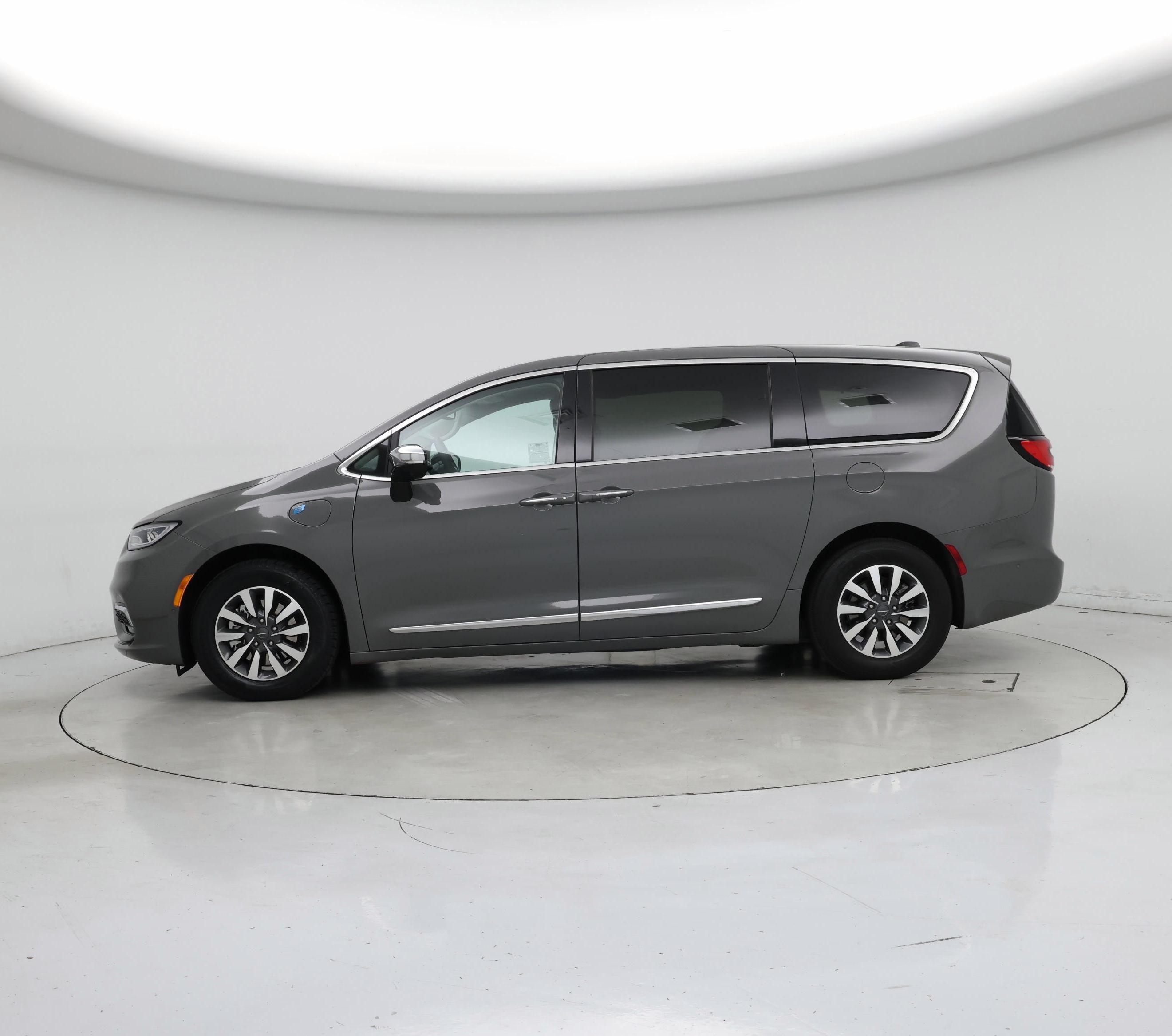 Thumbnail: 2023 Chrysler Pacifica - 3