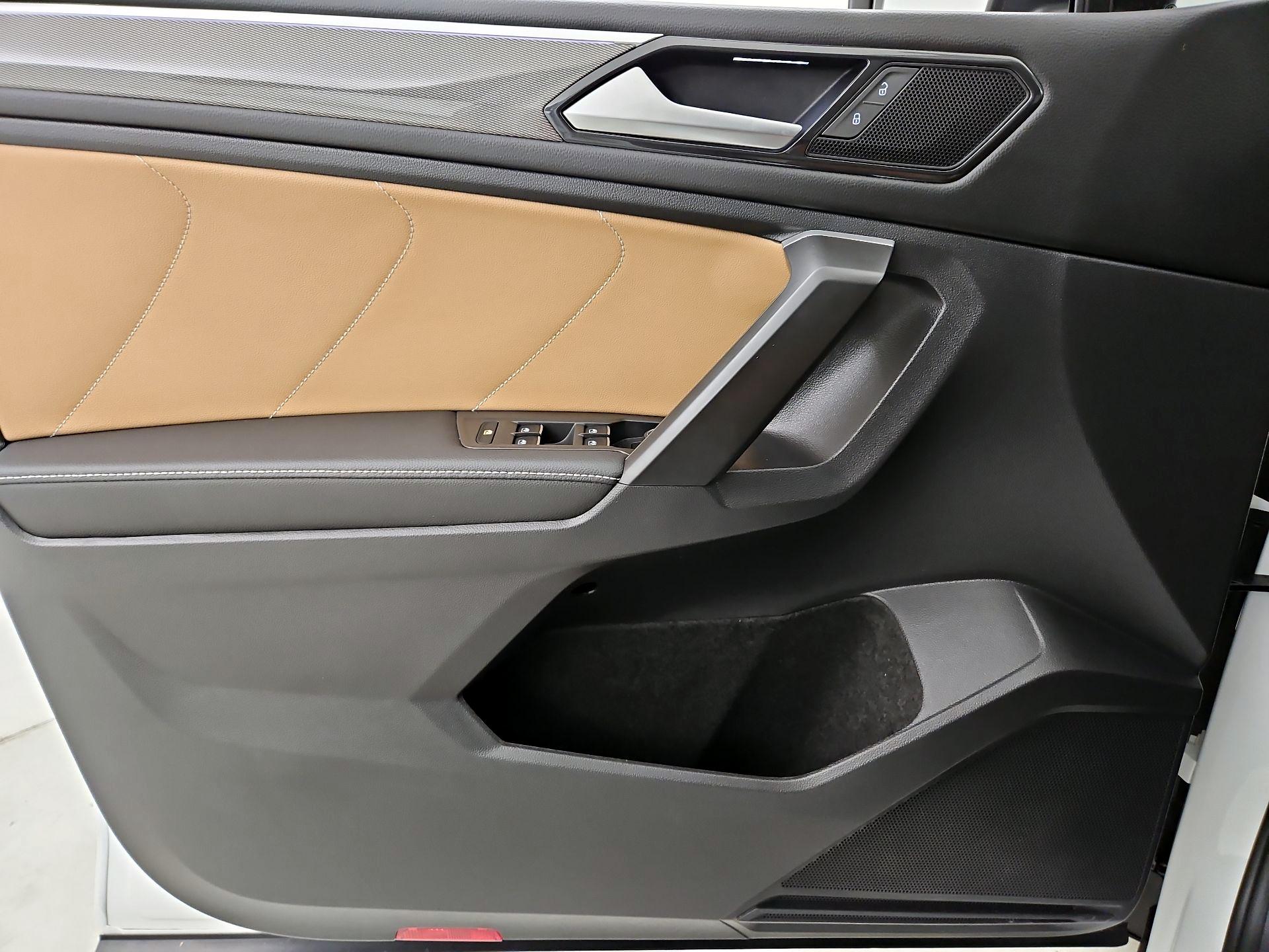 Thumbnail: 2023 Volkswagen Tiguan - 12