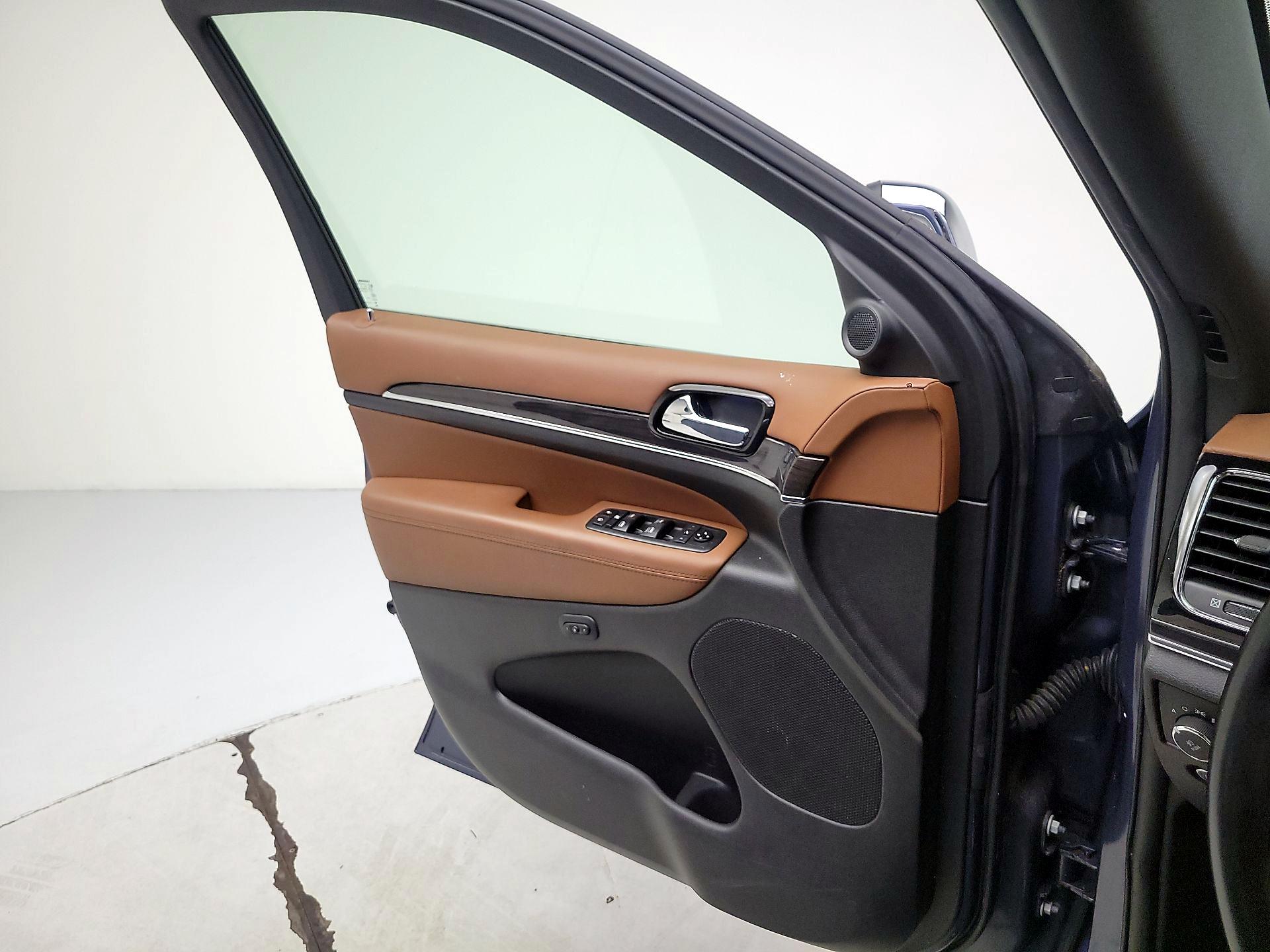 Thumbnail: 2020 Jeep Grand Cherokee - 12