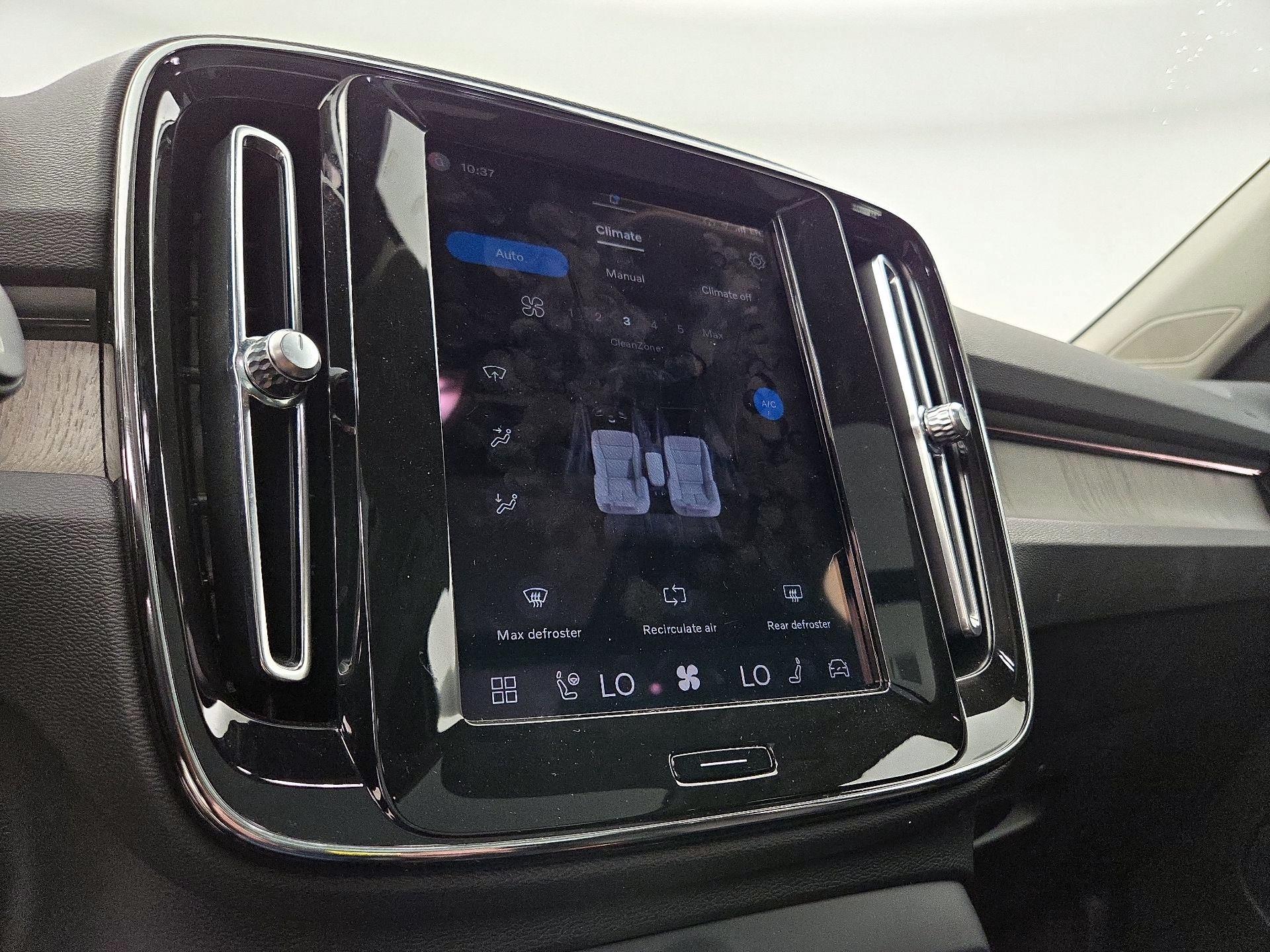 Thumbnail: 2023 Volvo XC40 - 17