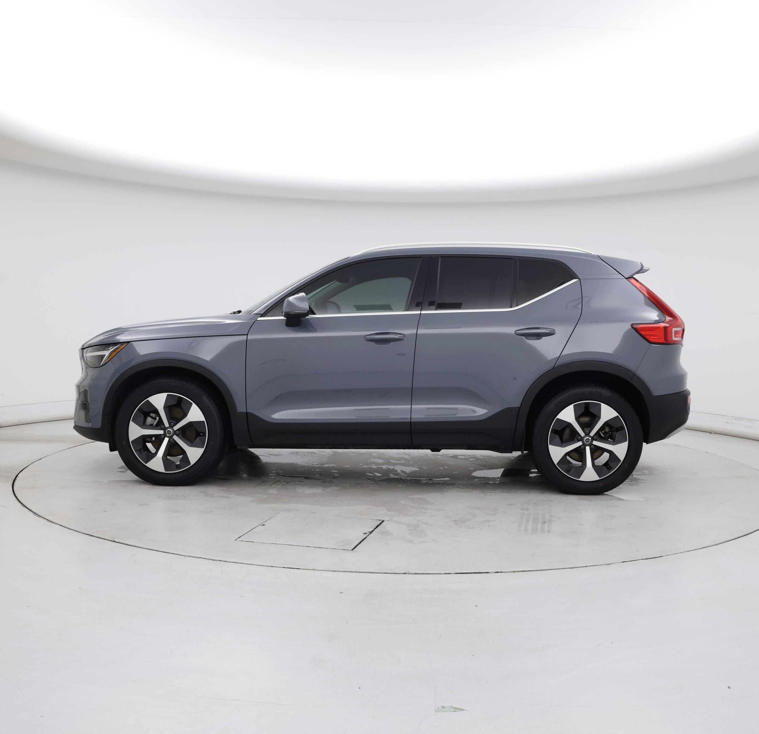 Thumbnail: 2023 Volvo XC40 - 3