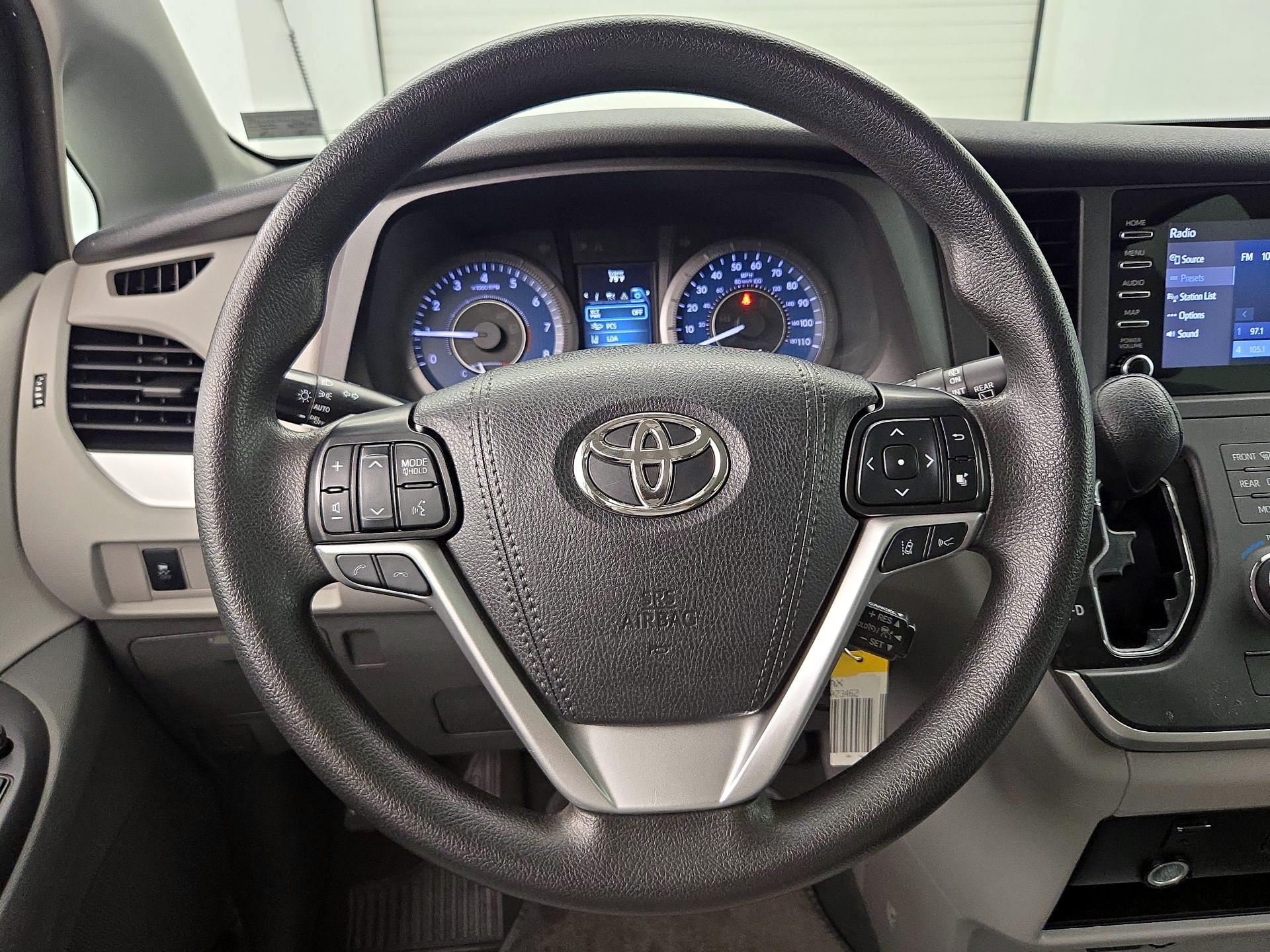 Thumbnail: 2020 Toyota Sienna - 10