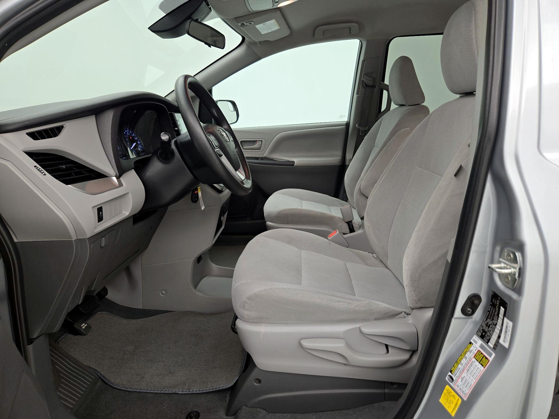 Thumbnail: 2020 Toyota Sienna - 11