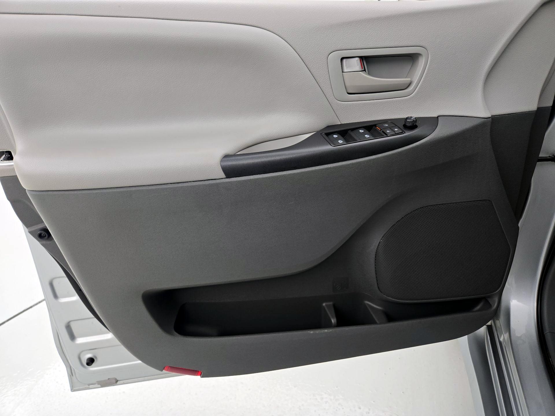 Thumbnail: 2020 Toyota Sienna - 12