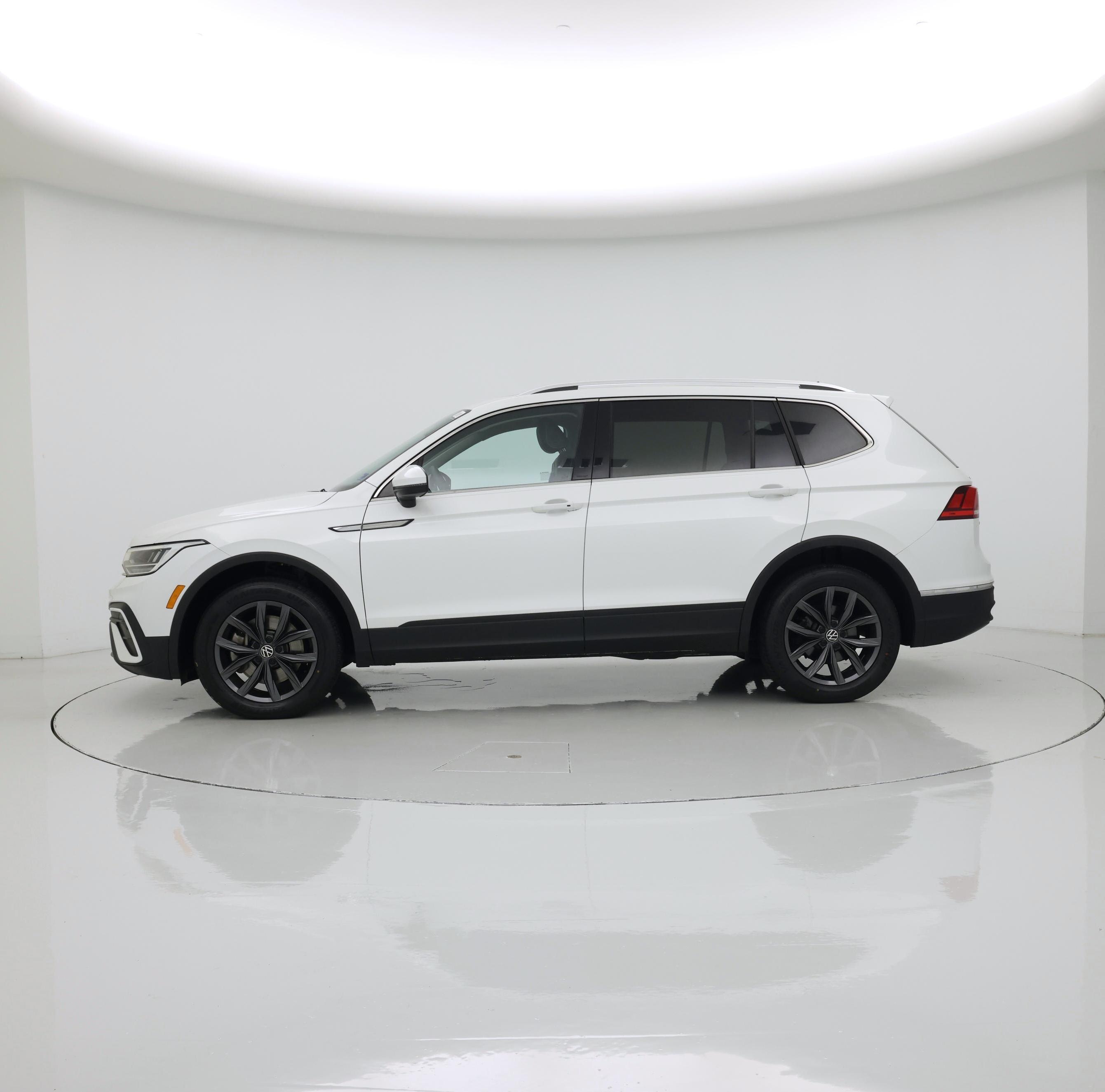 Thumbnail: 2023 Volkswagen Tiguan - 3