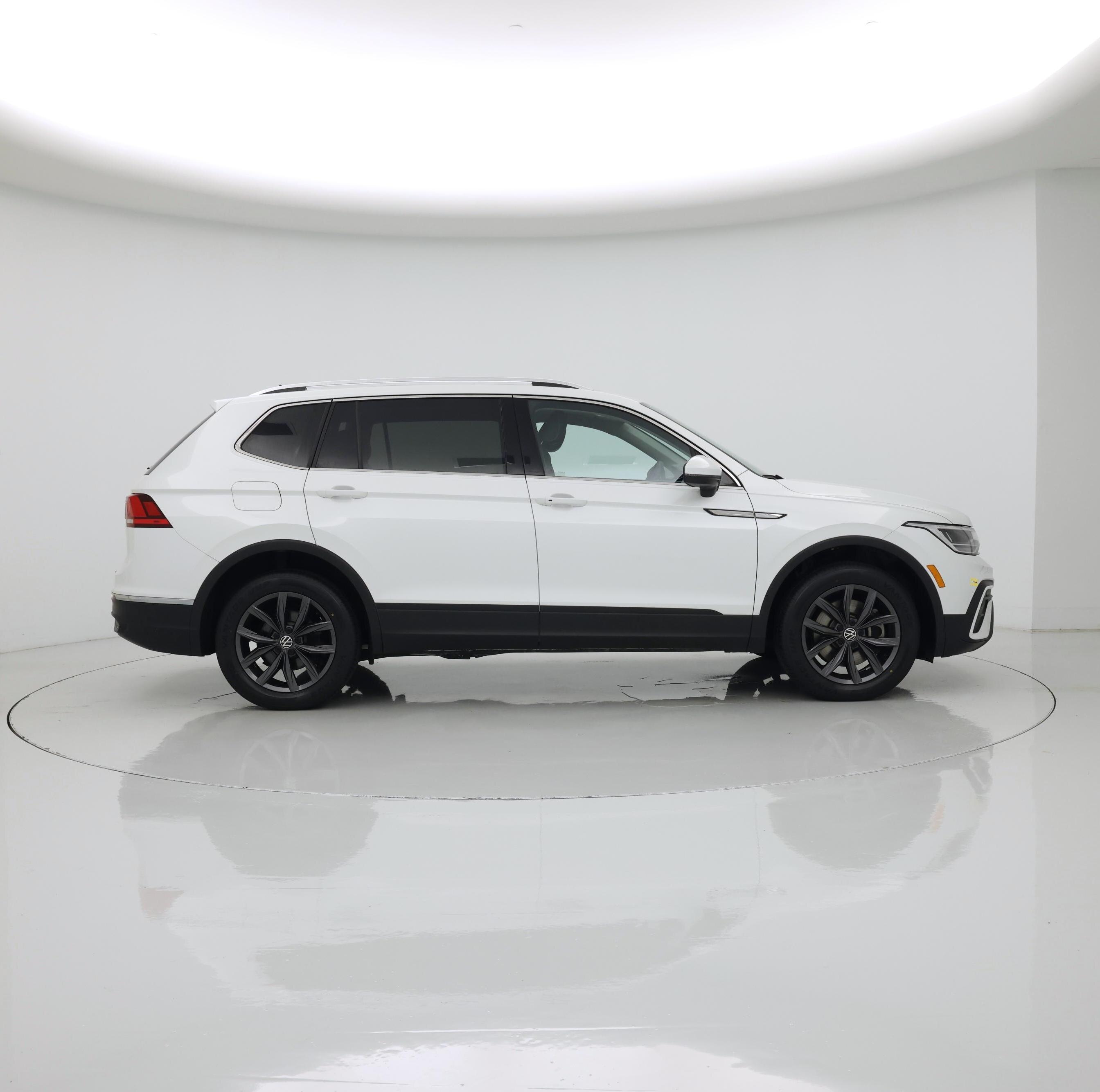 Thumbnail: 2023 Volkswagen Tiguan - 7