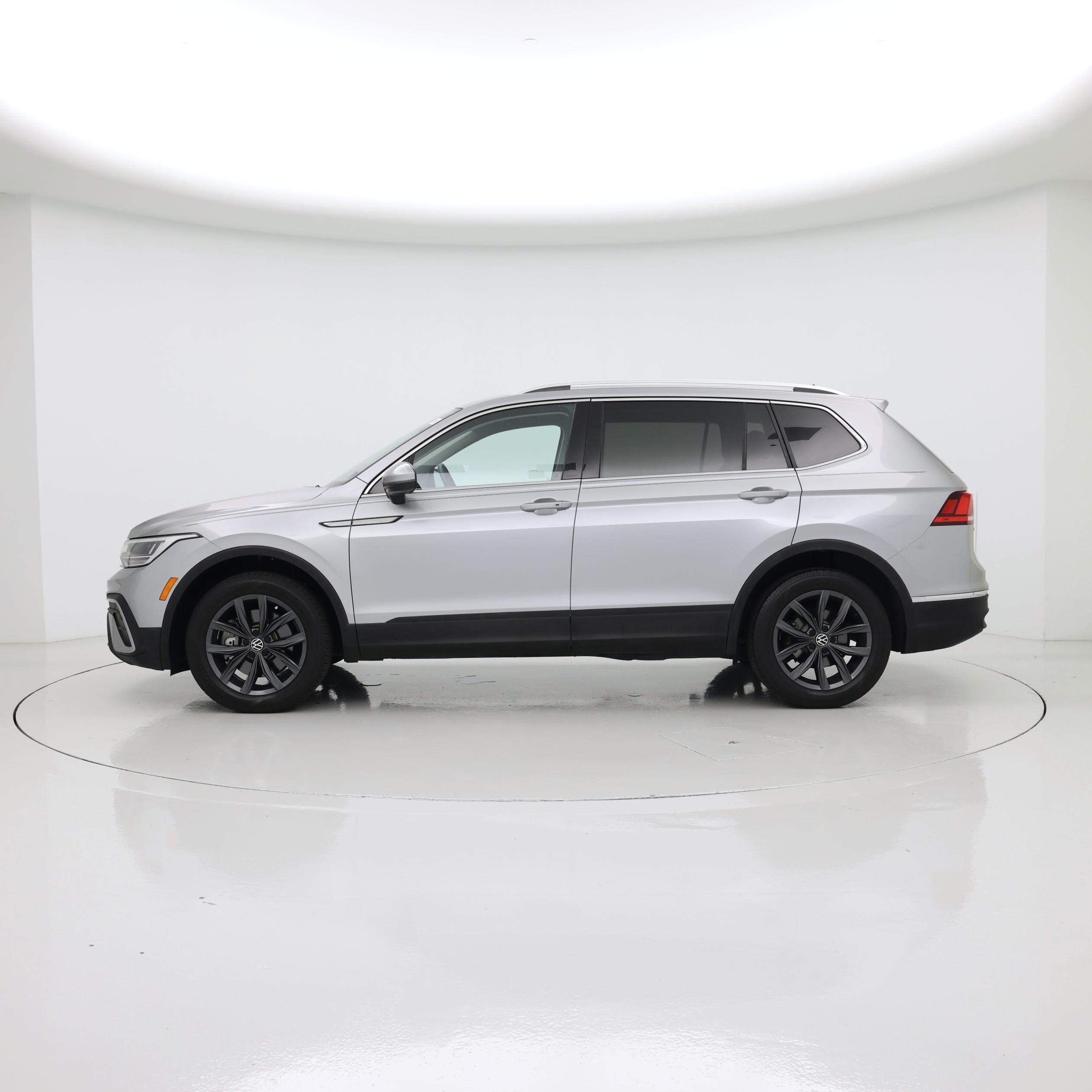 Thumbnail: 2022 Volkswagen Tiguan - 3