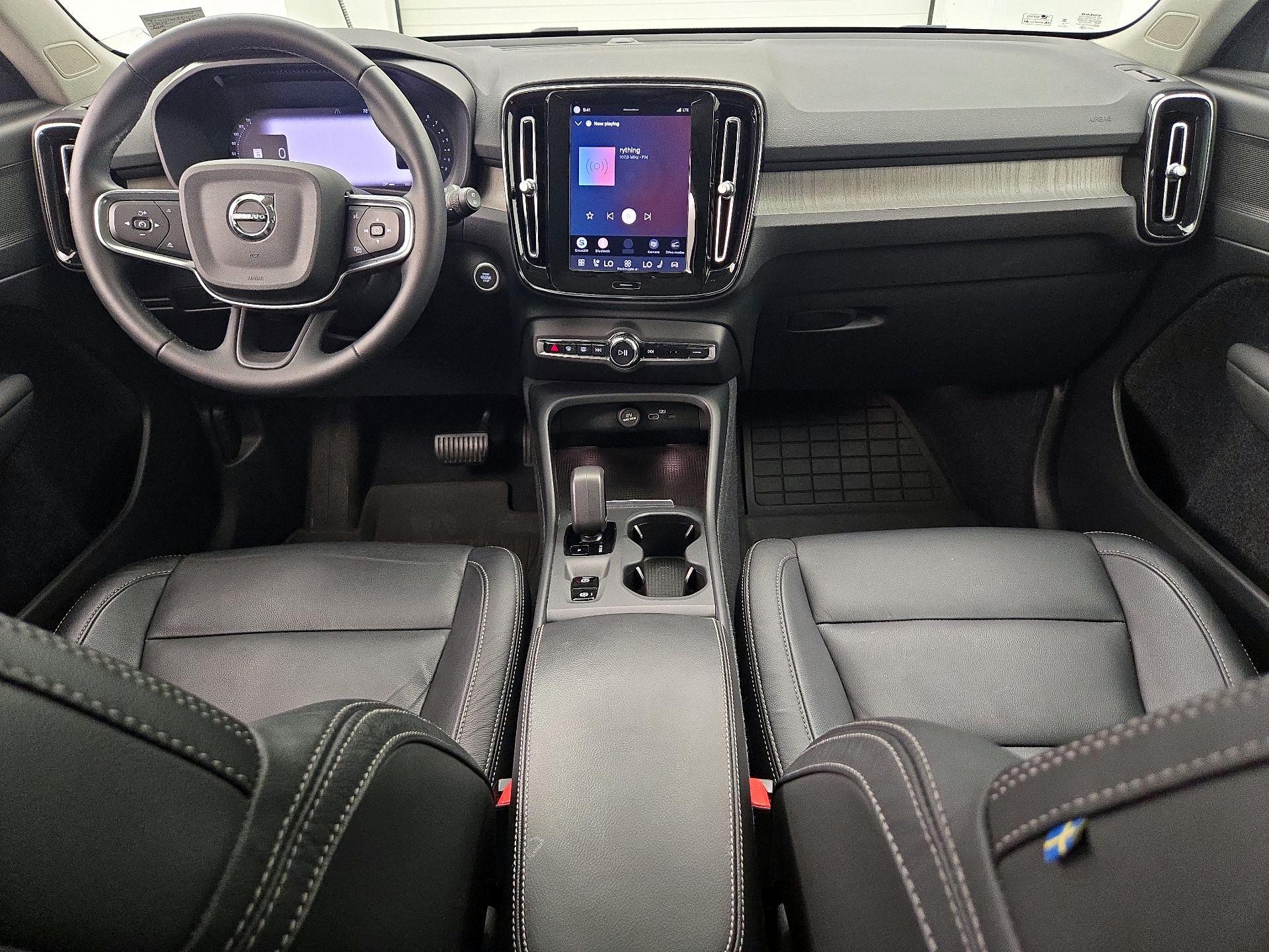 Thumbnail: 2023 Volvo XC40 - 9