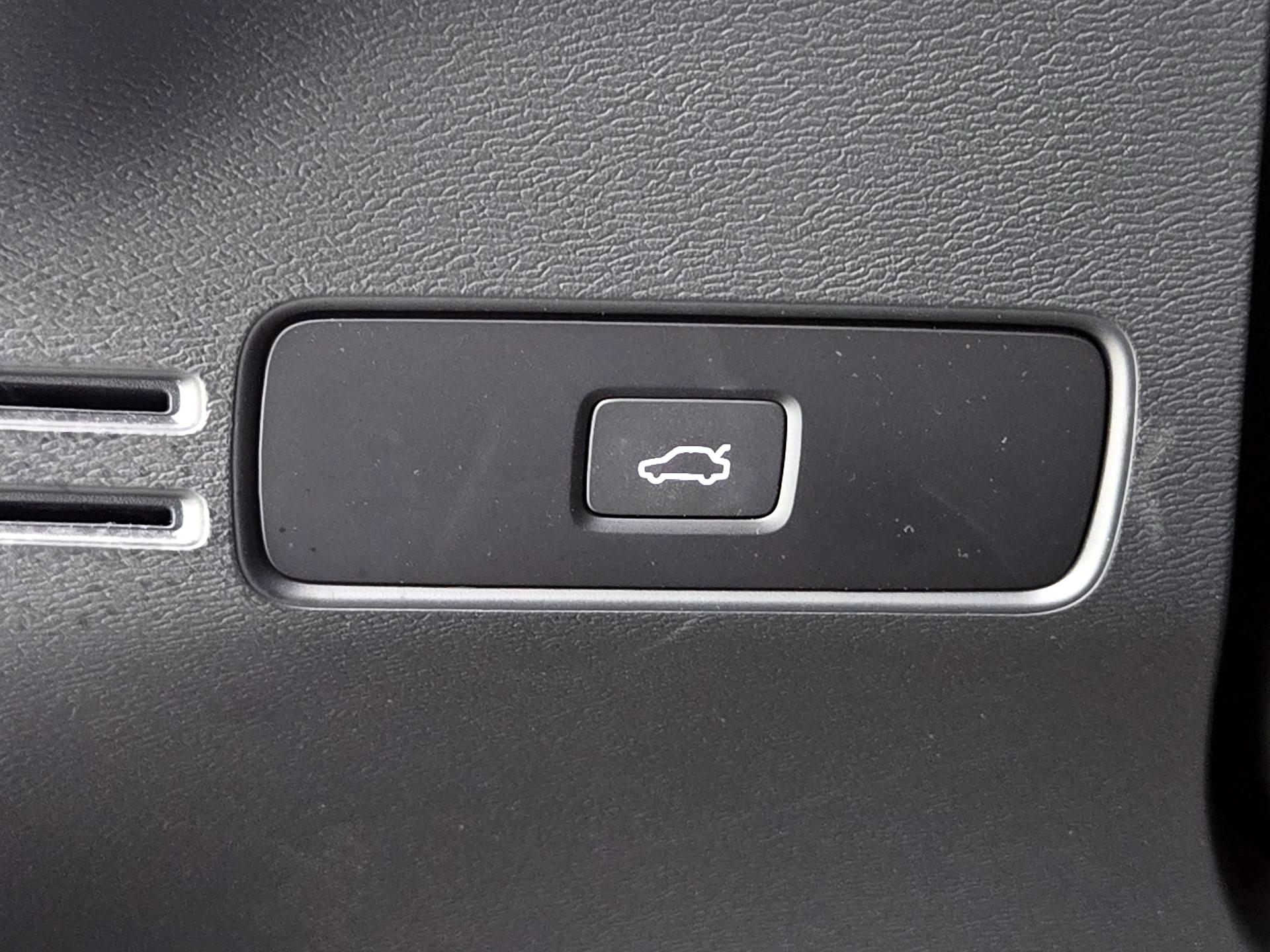 Thumbnail: 2023 Volvo XC40 - 13