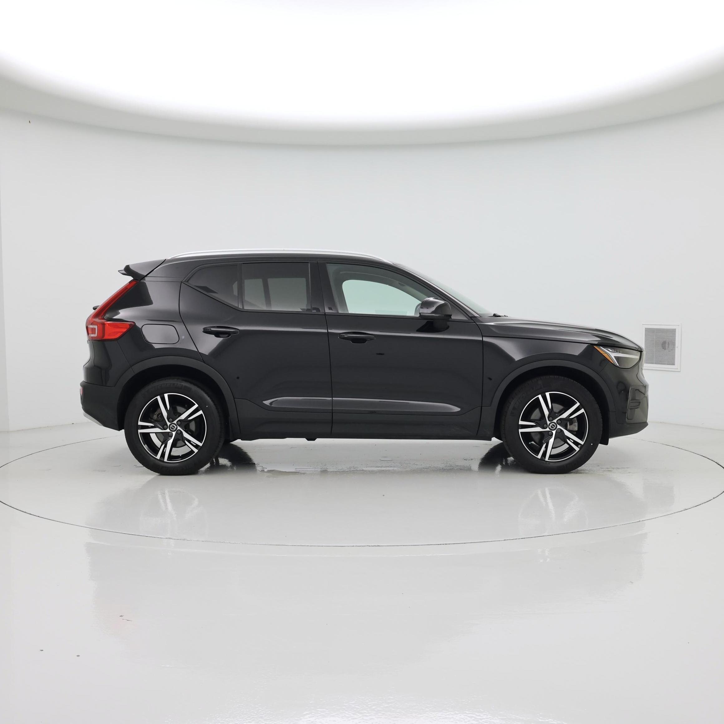 Thumbnail: 2023 Volvo XC40 - 7