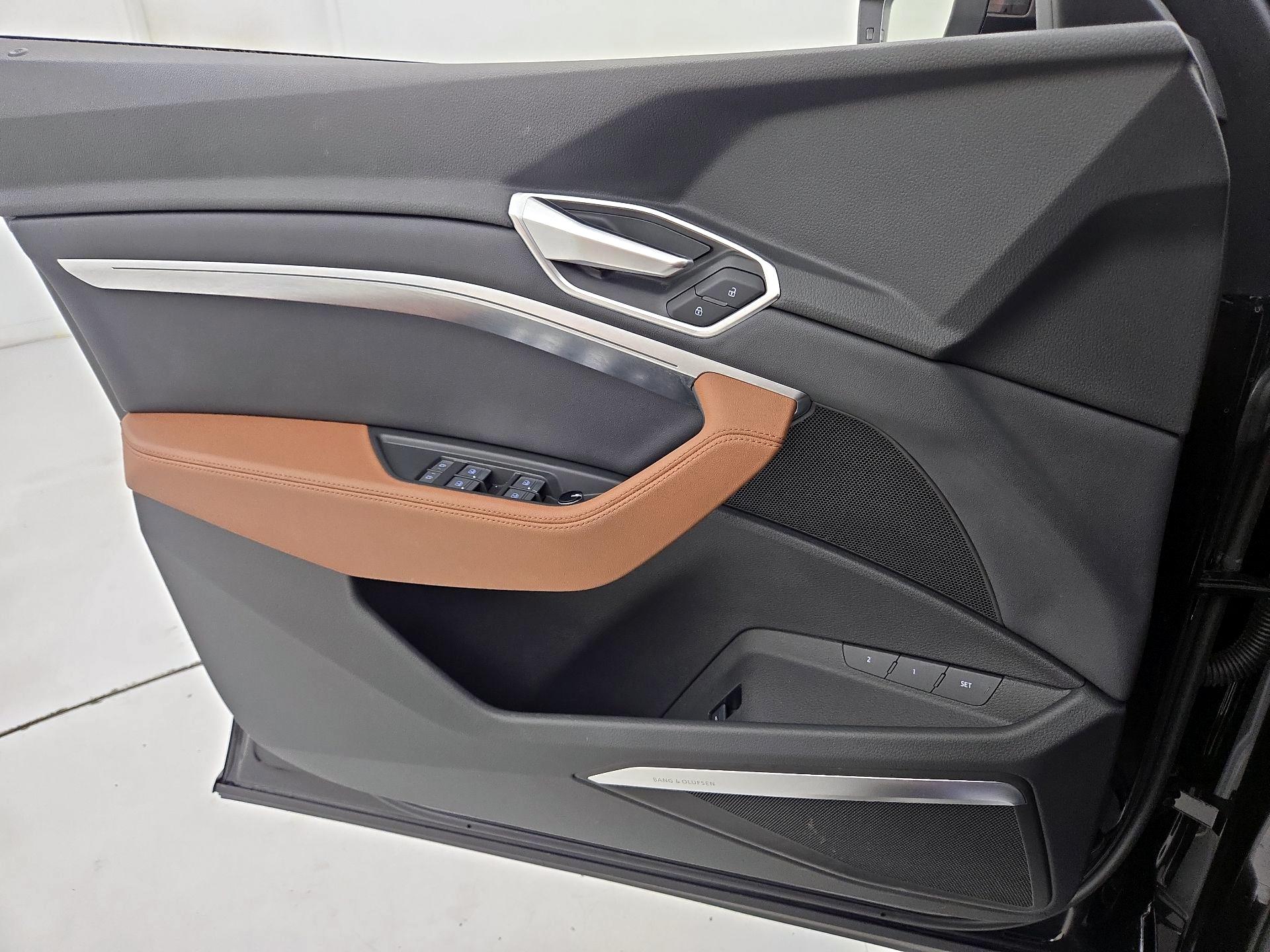 Thumbnail: 2022 Audi e-tron S - 12