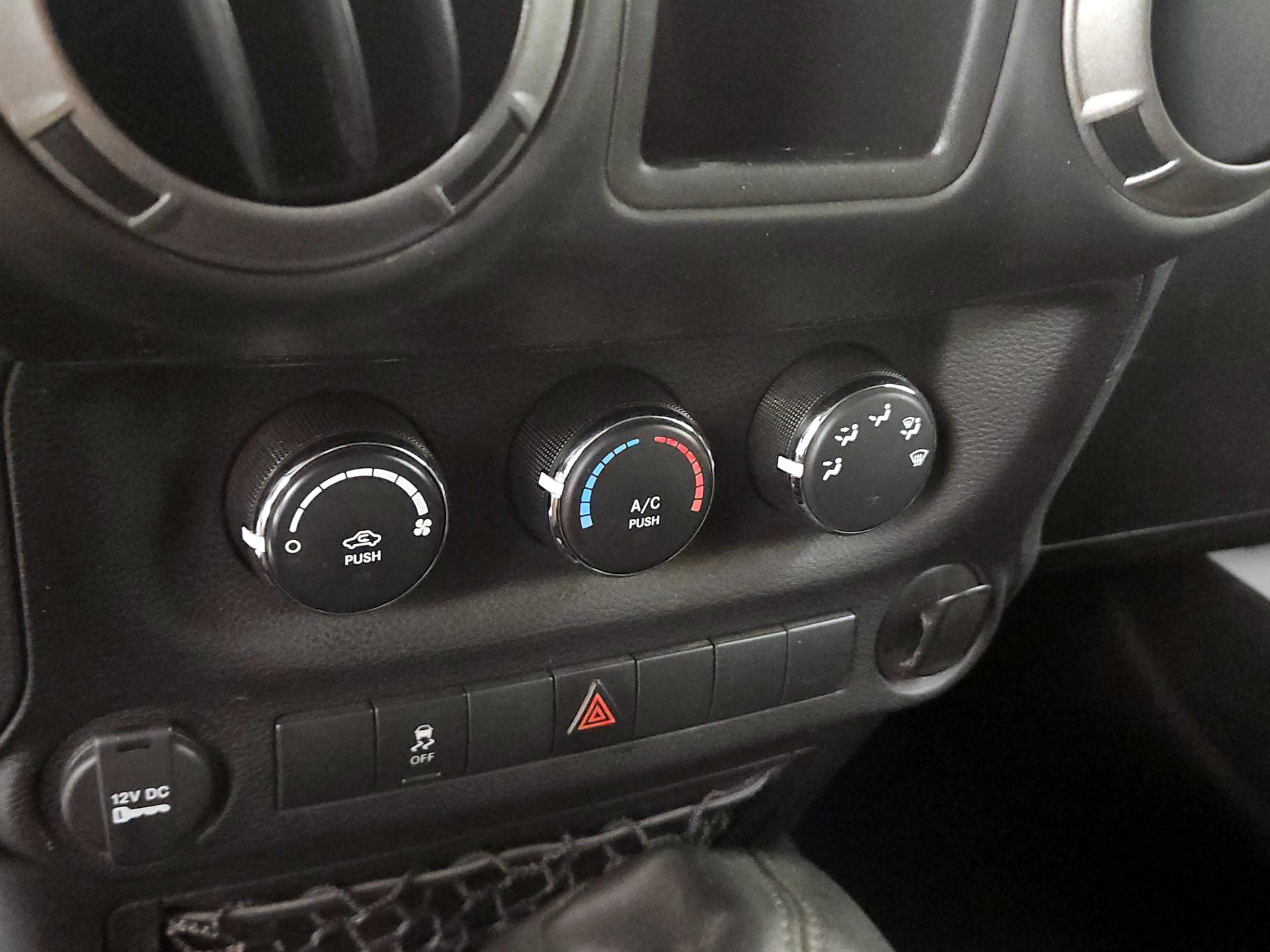 Thumbnail: 2016 Jeep Wrangler - 15