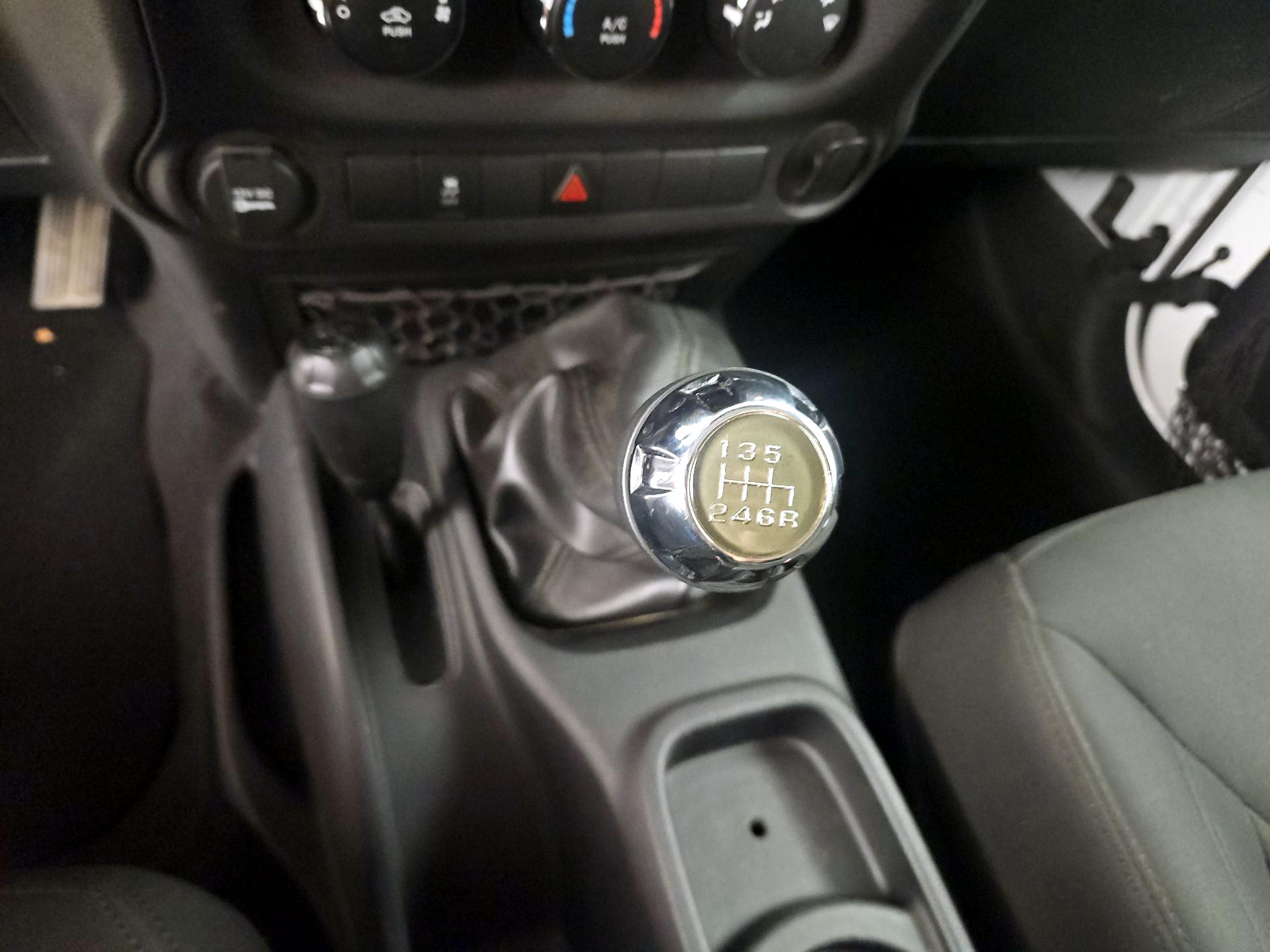 Thumbnail: 2016 Jeep Wrangler - 16