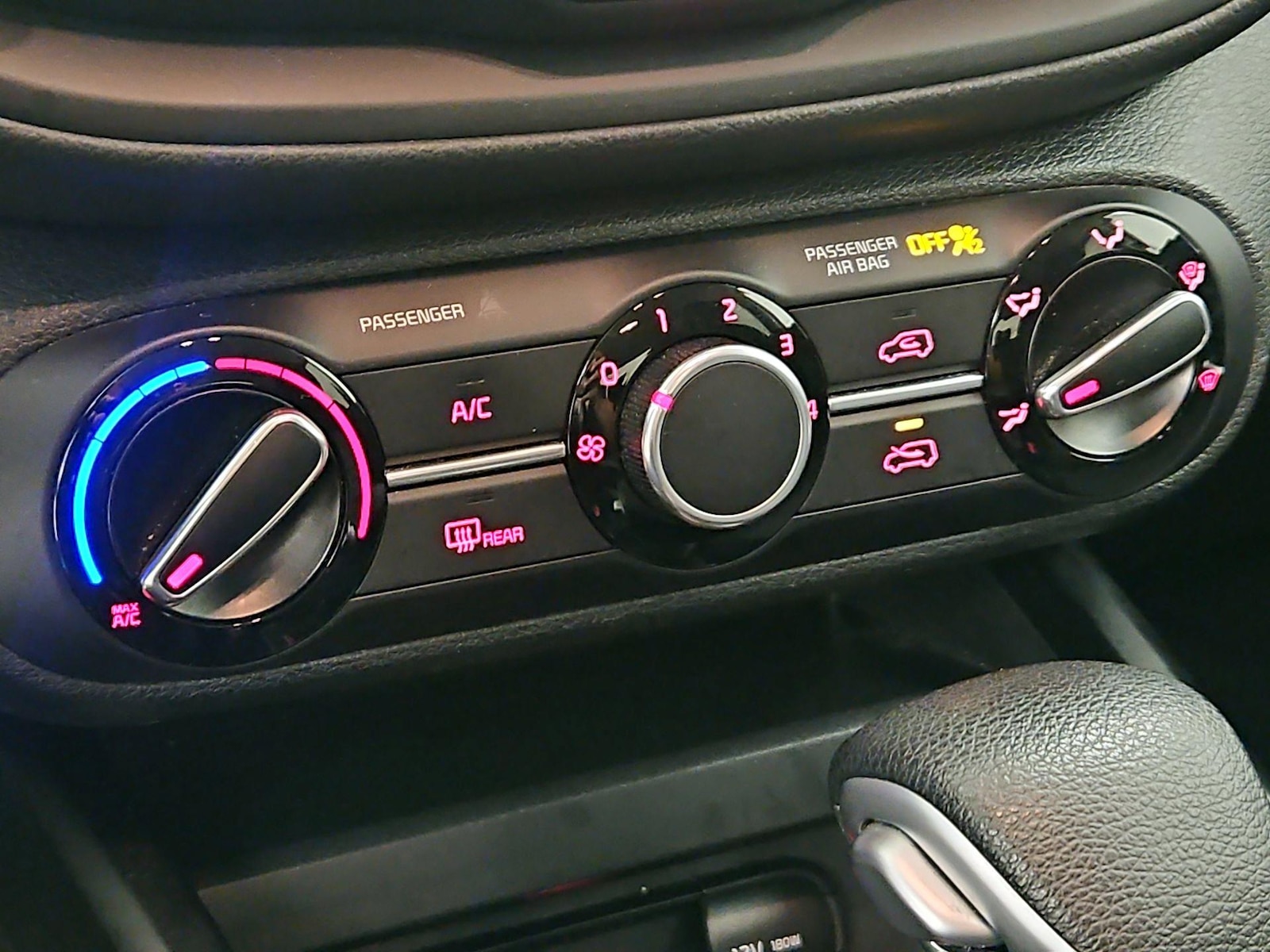2022 Kia Soul LX - Photo 17
