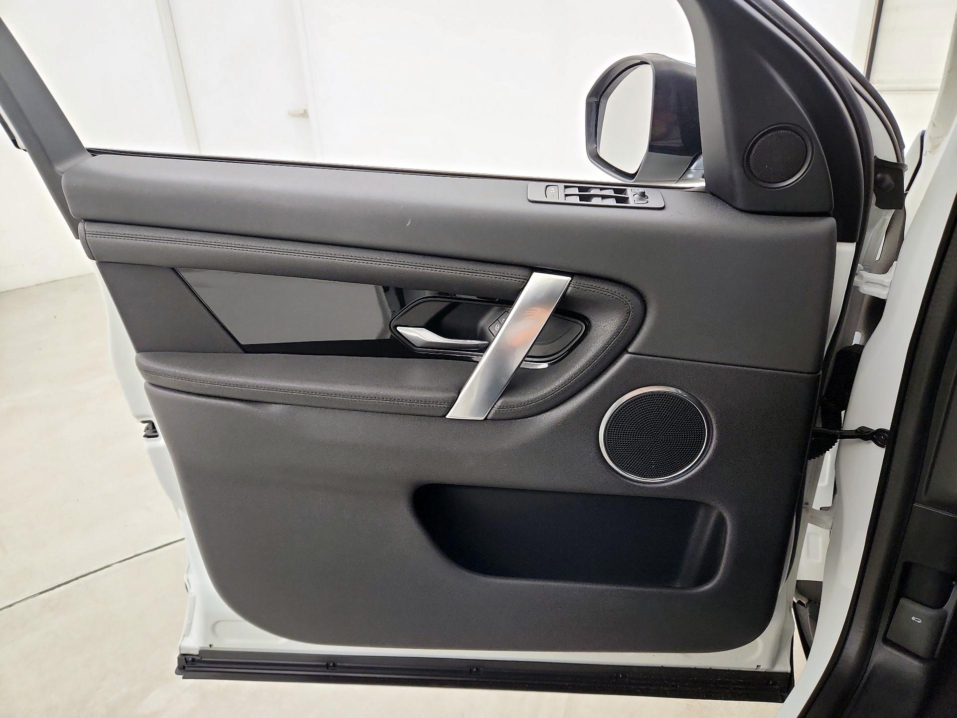 Thumbnail: 2020 Land Rover Discovery Sport - 12