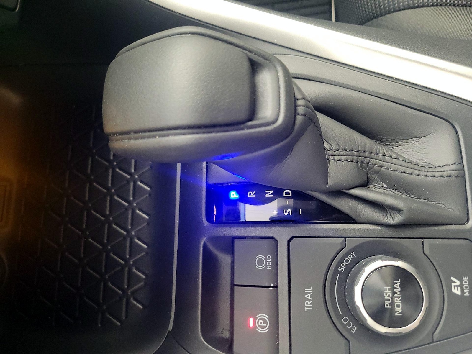 2025 Toyota RAV4 LE - Photo 19