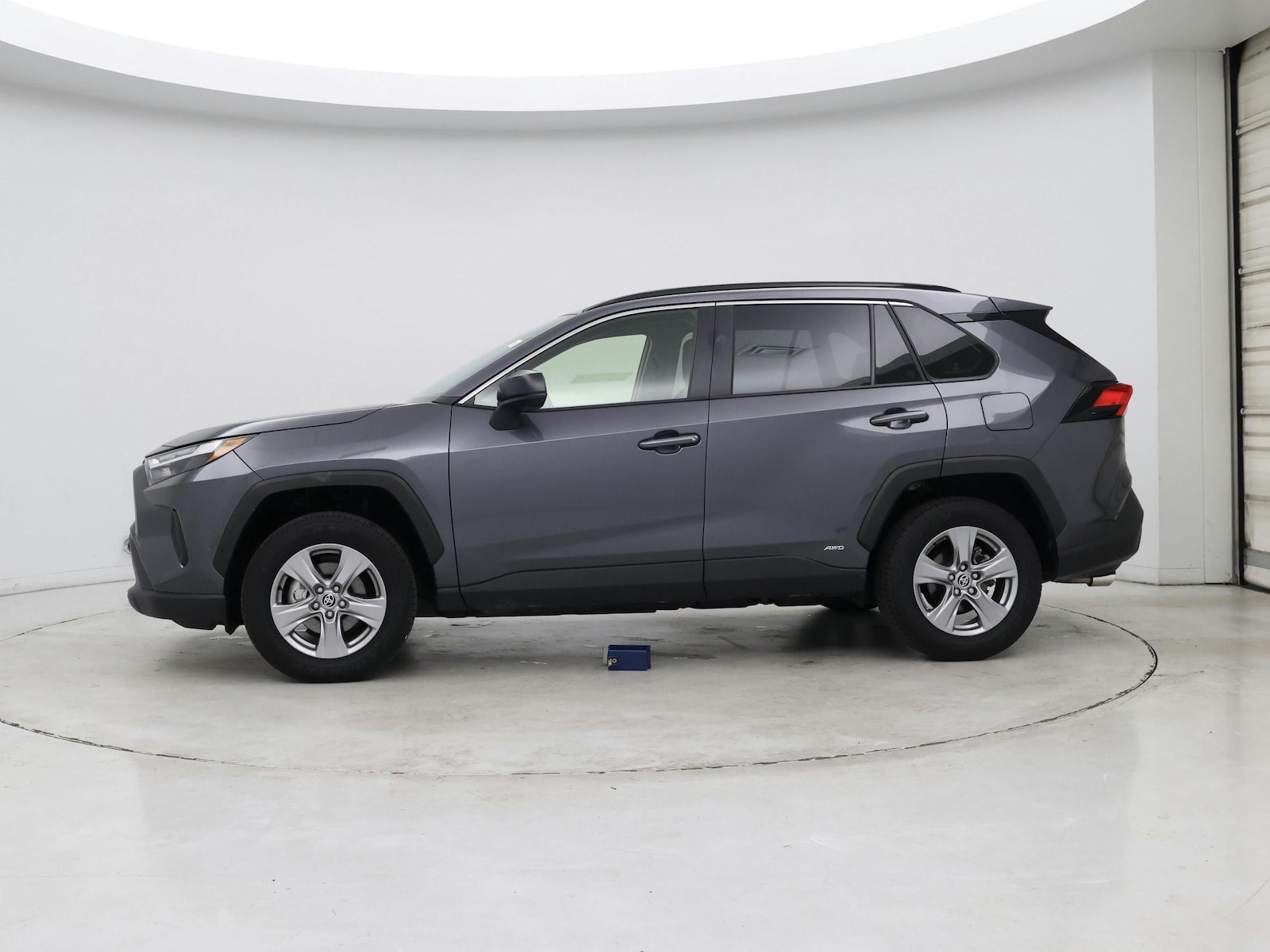 2025 Toyota RAV4 LE - Photo 3