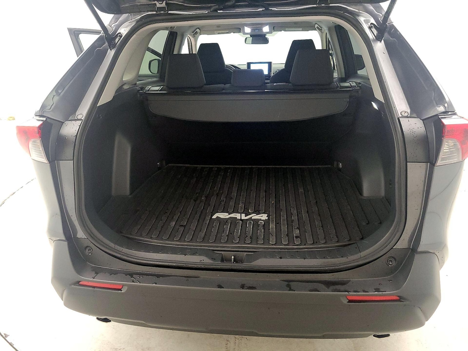 2025 Toyota RAV4 LE - Photo 22