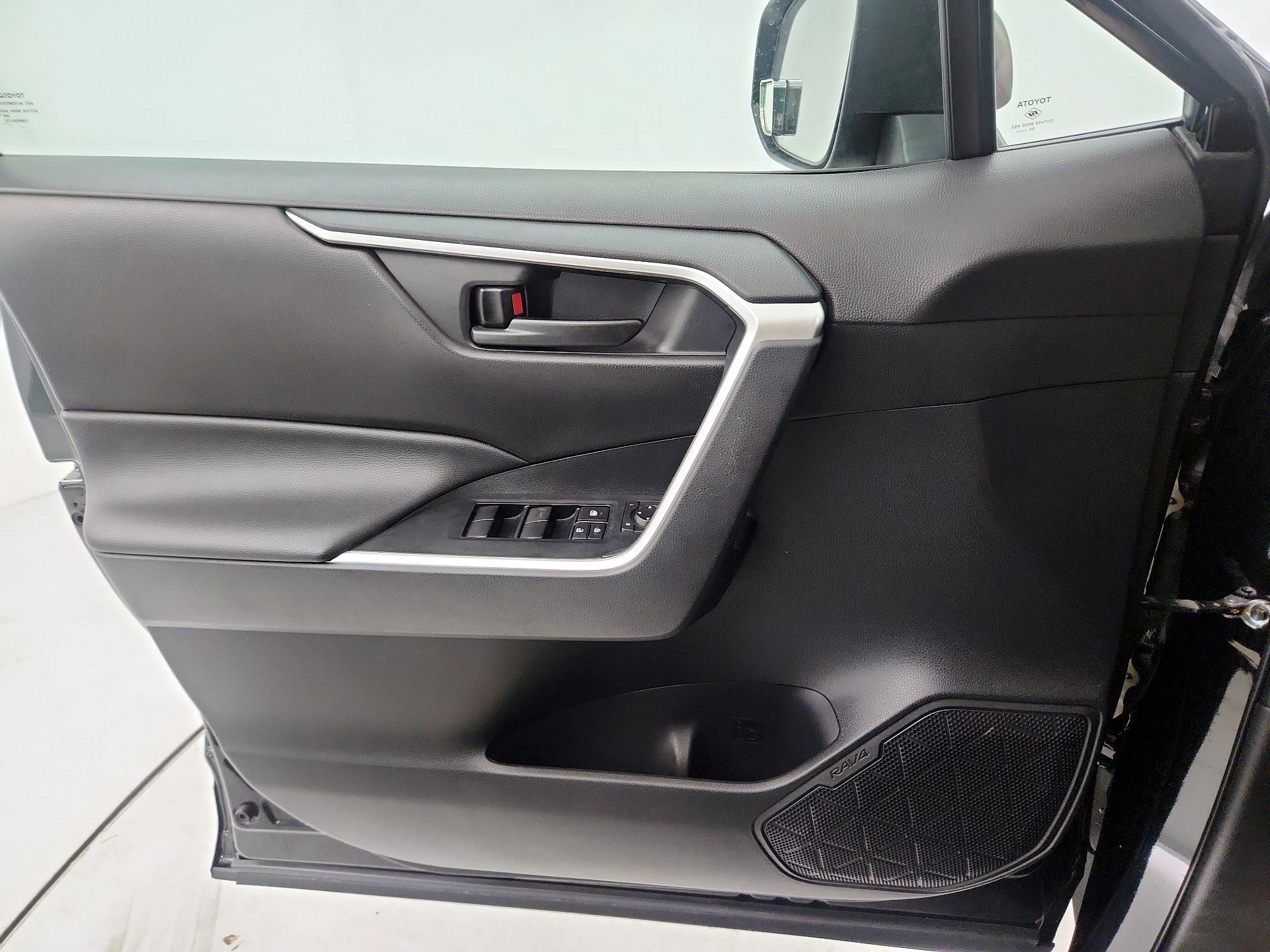Thumbnail: 2022 Toyota RAV4 - 10
