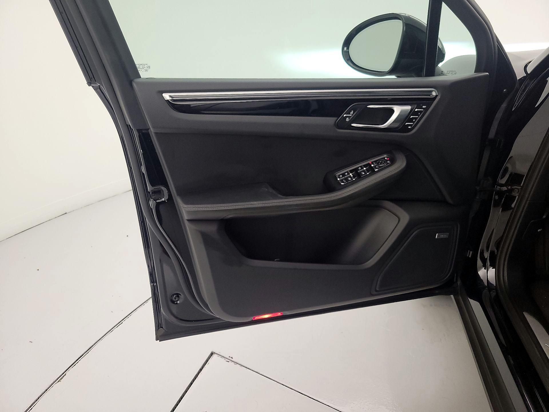 Thumbnail: 2020 Porsche Macan - 12