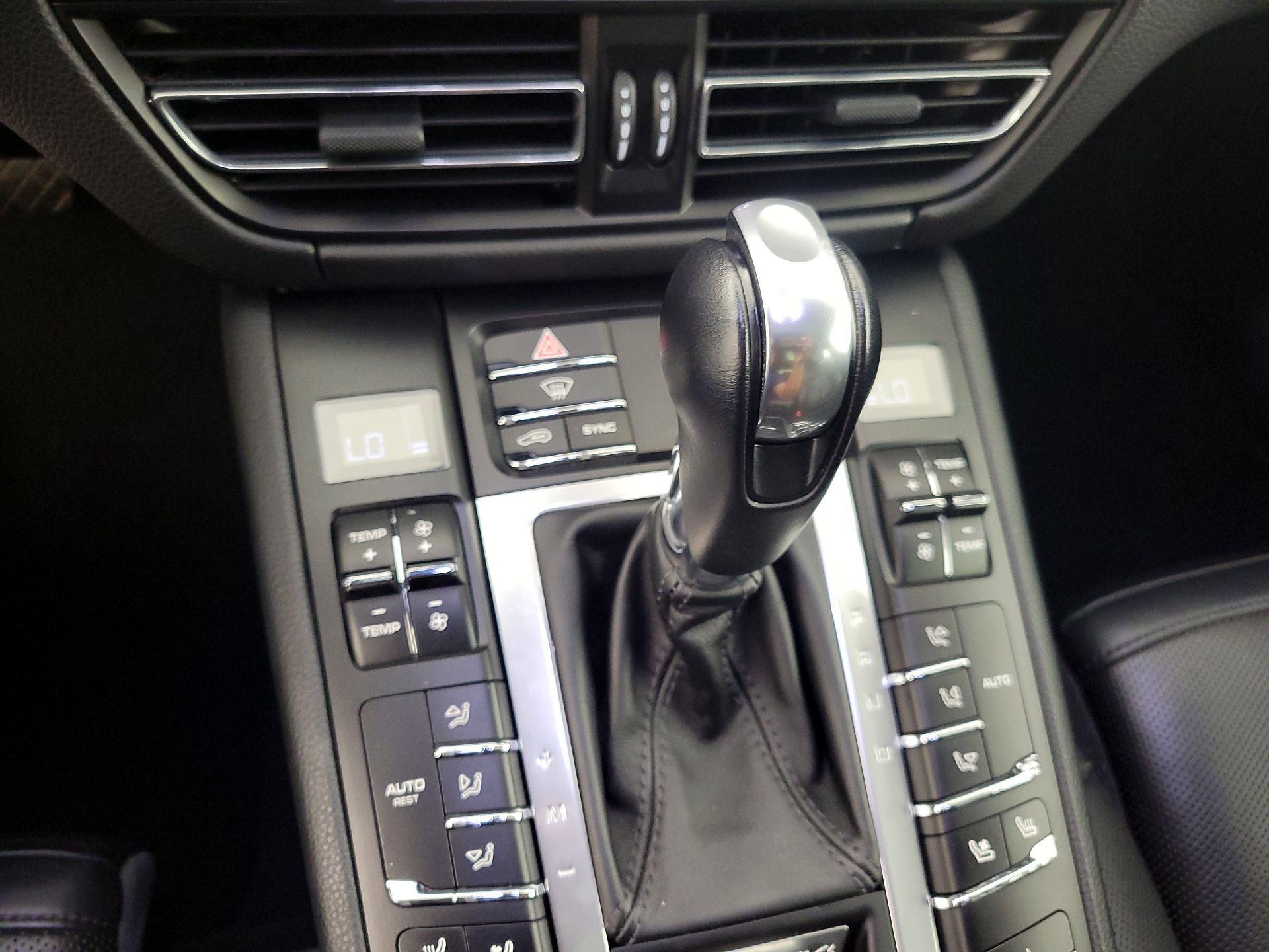 Thumbnail: 2020 Porsche Macan - 18