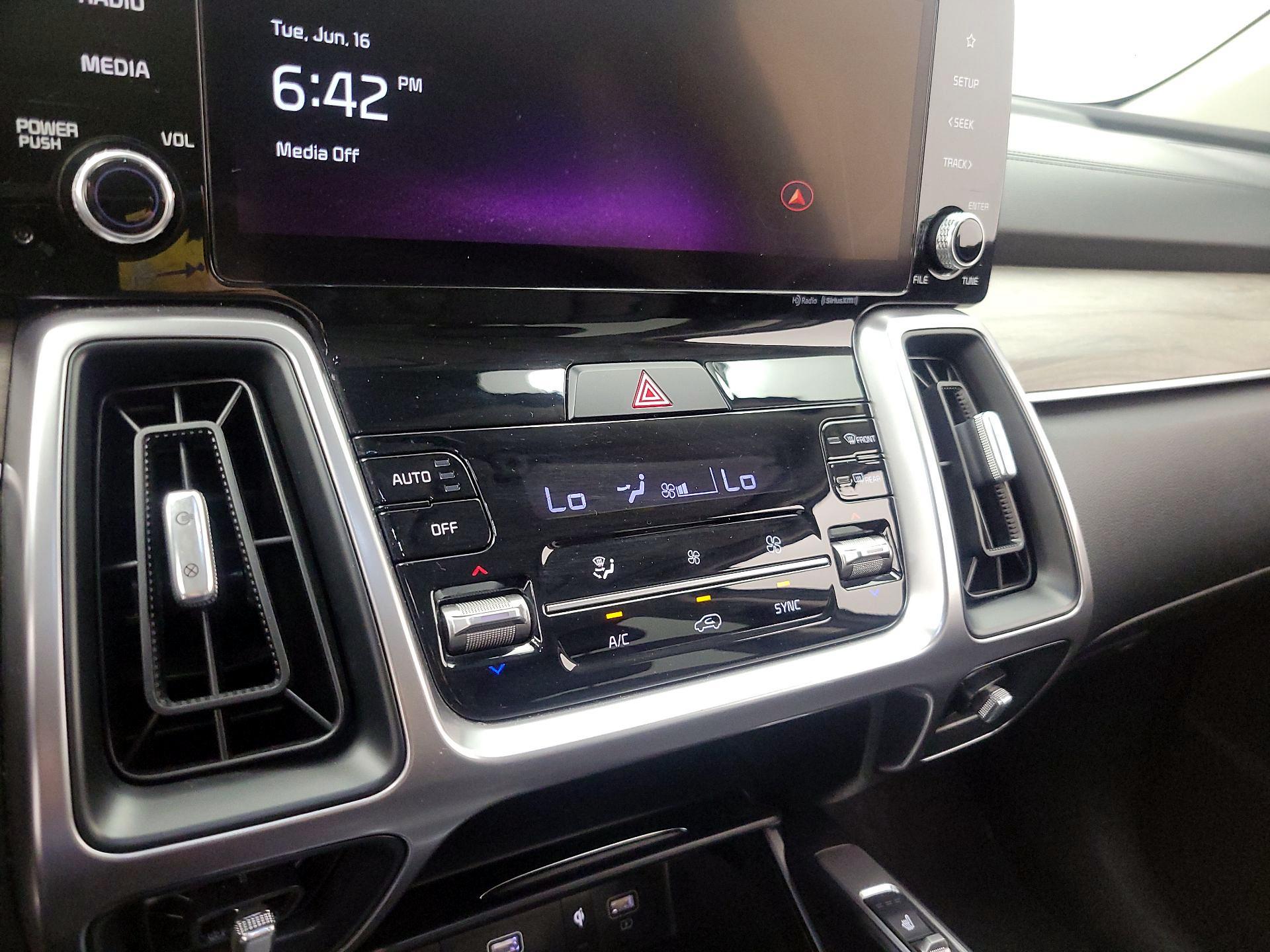 Thumbnail: 2023 Kia Sorento - 17
