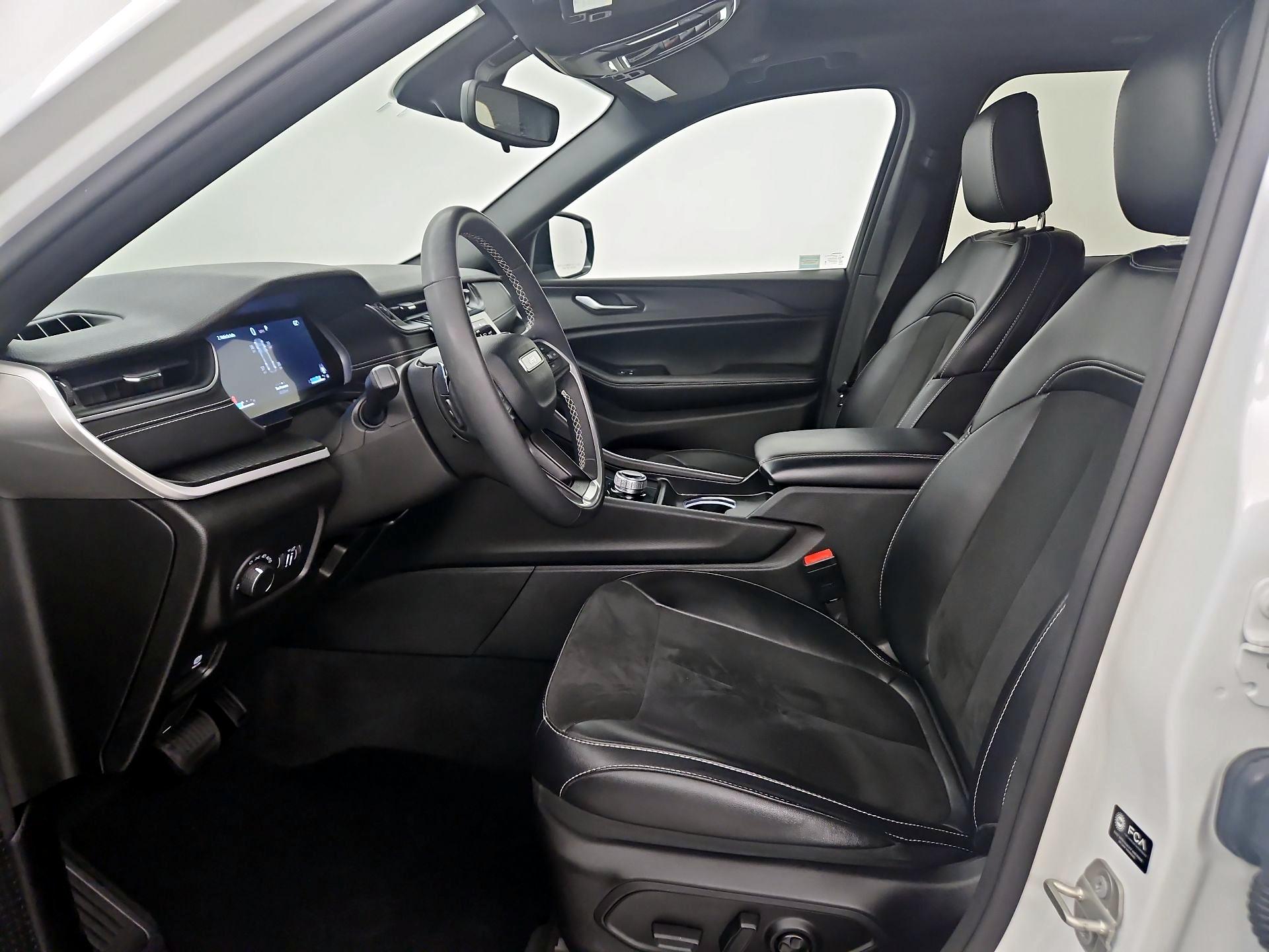 Thumbnail: 2023 Jeep Grand Cherokee - 11