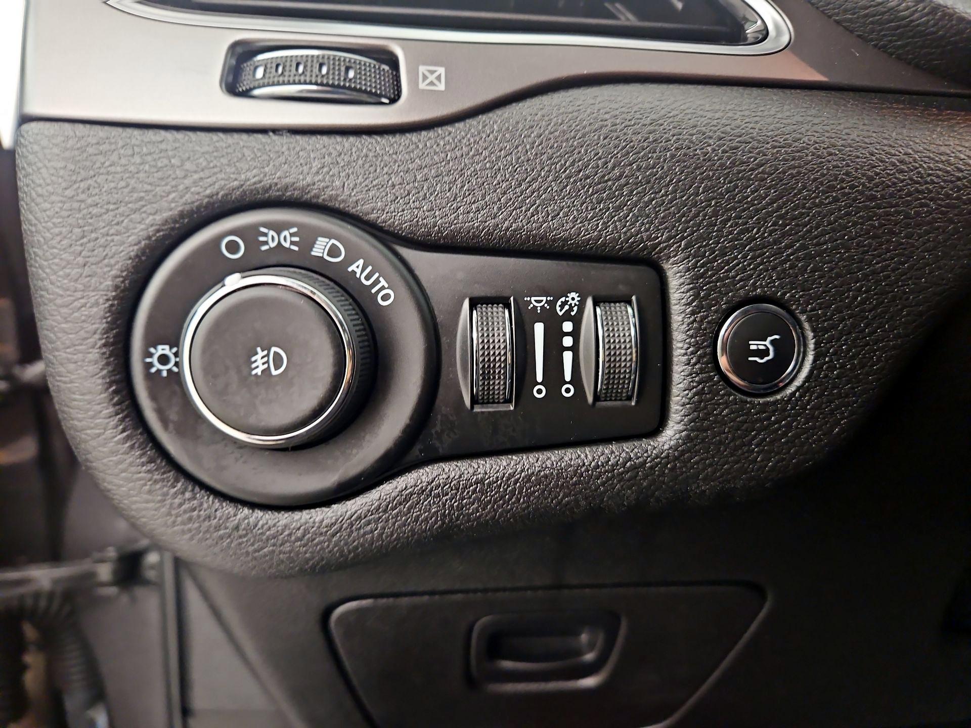 Thumbnail: 2021 Jeep Cherokee - 13
