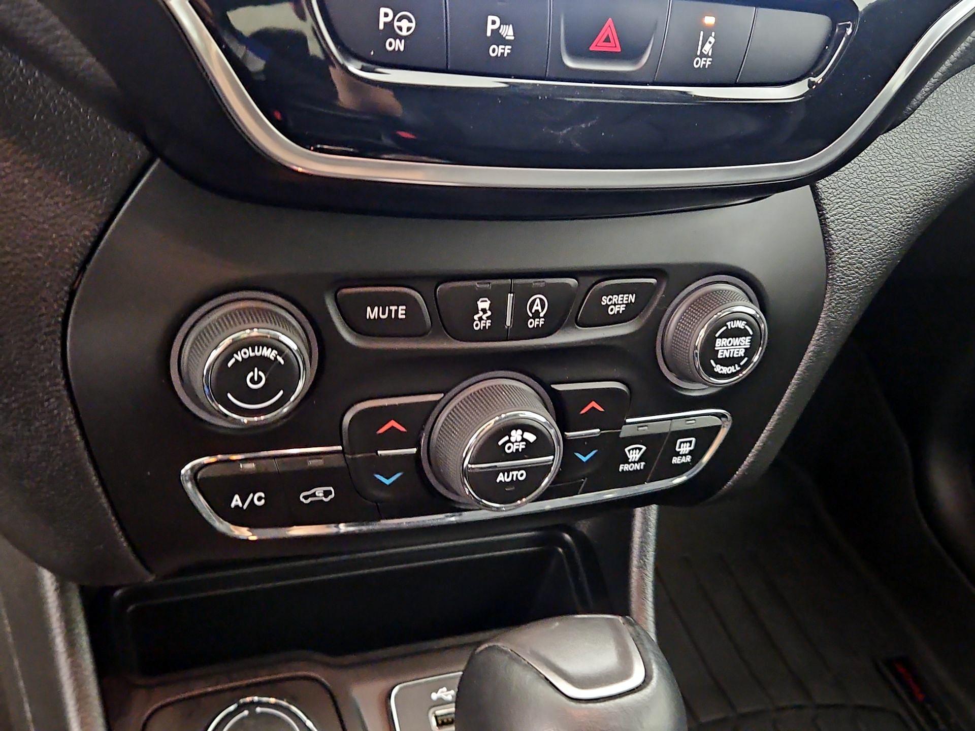 Thumbnail: 2021 Jeep Cherokee - 16