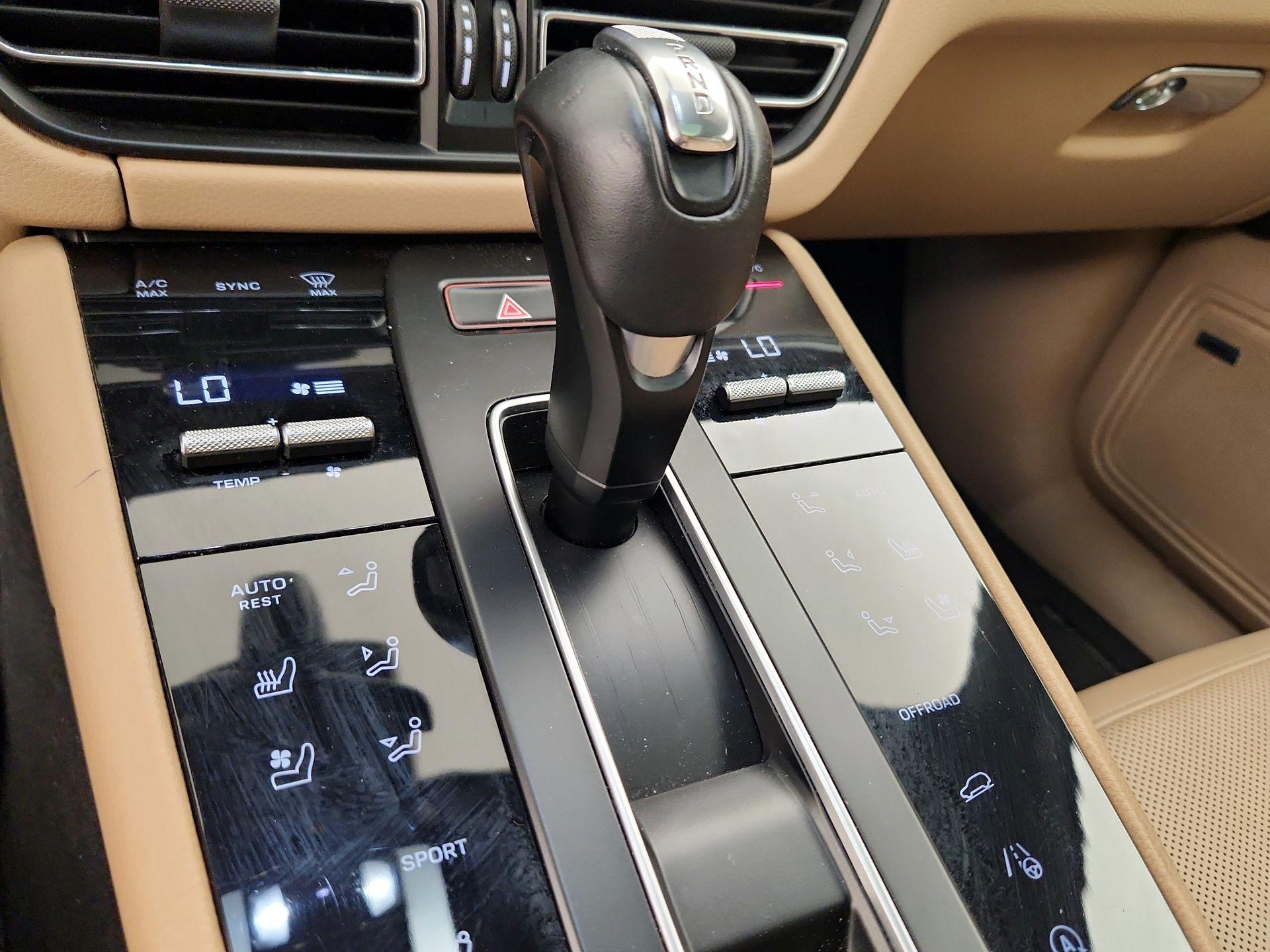 Thumbnail: 2023 Porsche Macan - 18
