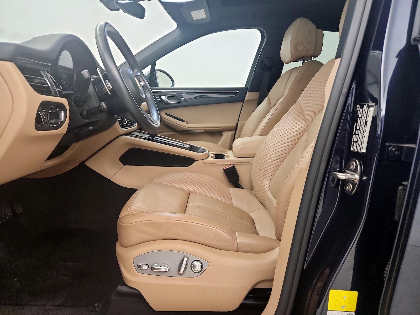 2023 Porsche Macan T - Photo 12