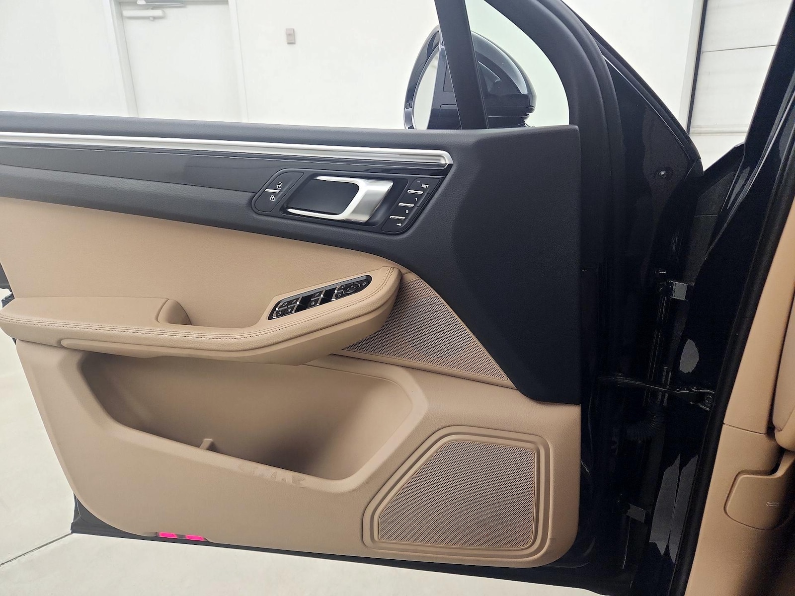 2023 Porsche Macan T - Photo 13