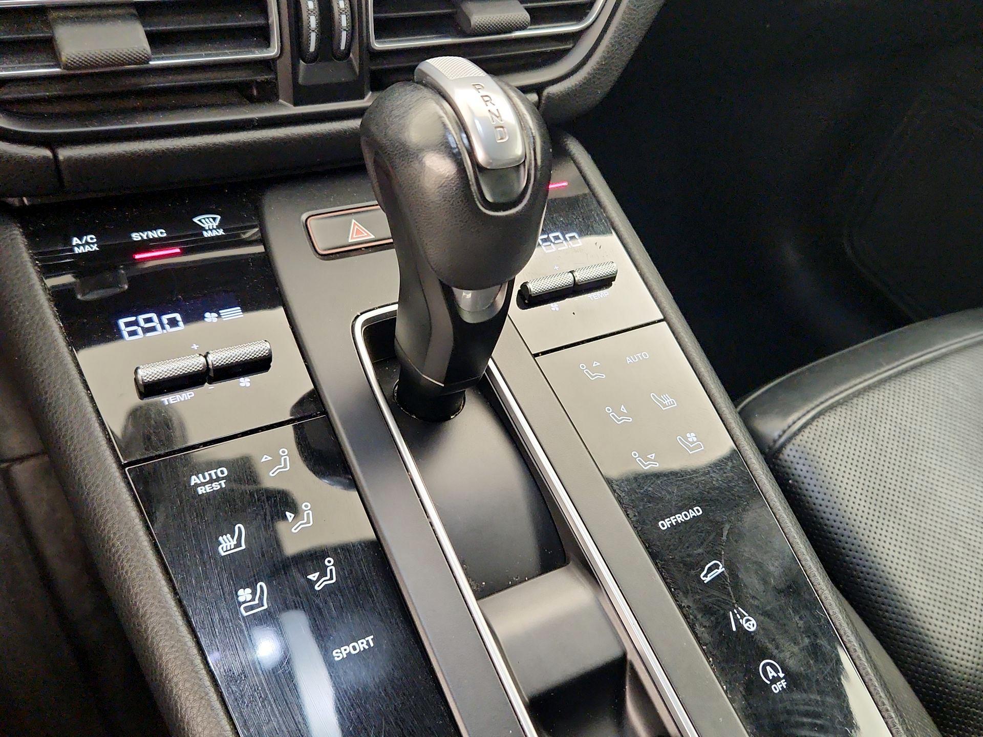Thumbnail: 2023 Porsche Macan - 18
