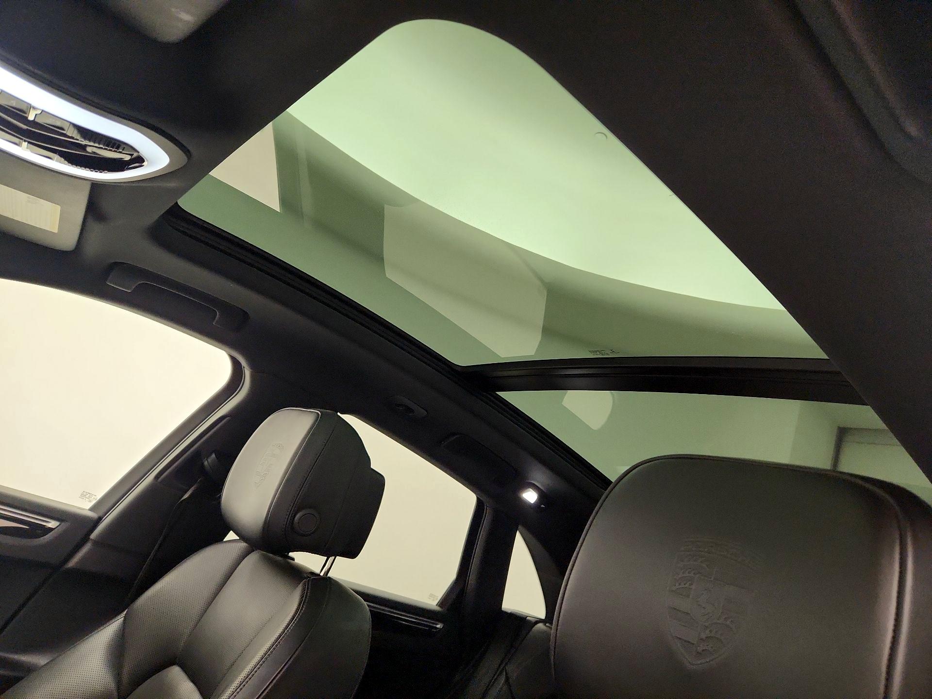 Thumbnail: 2023 Porsche Macan - 20