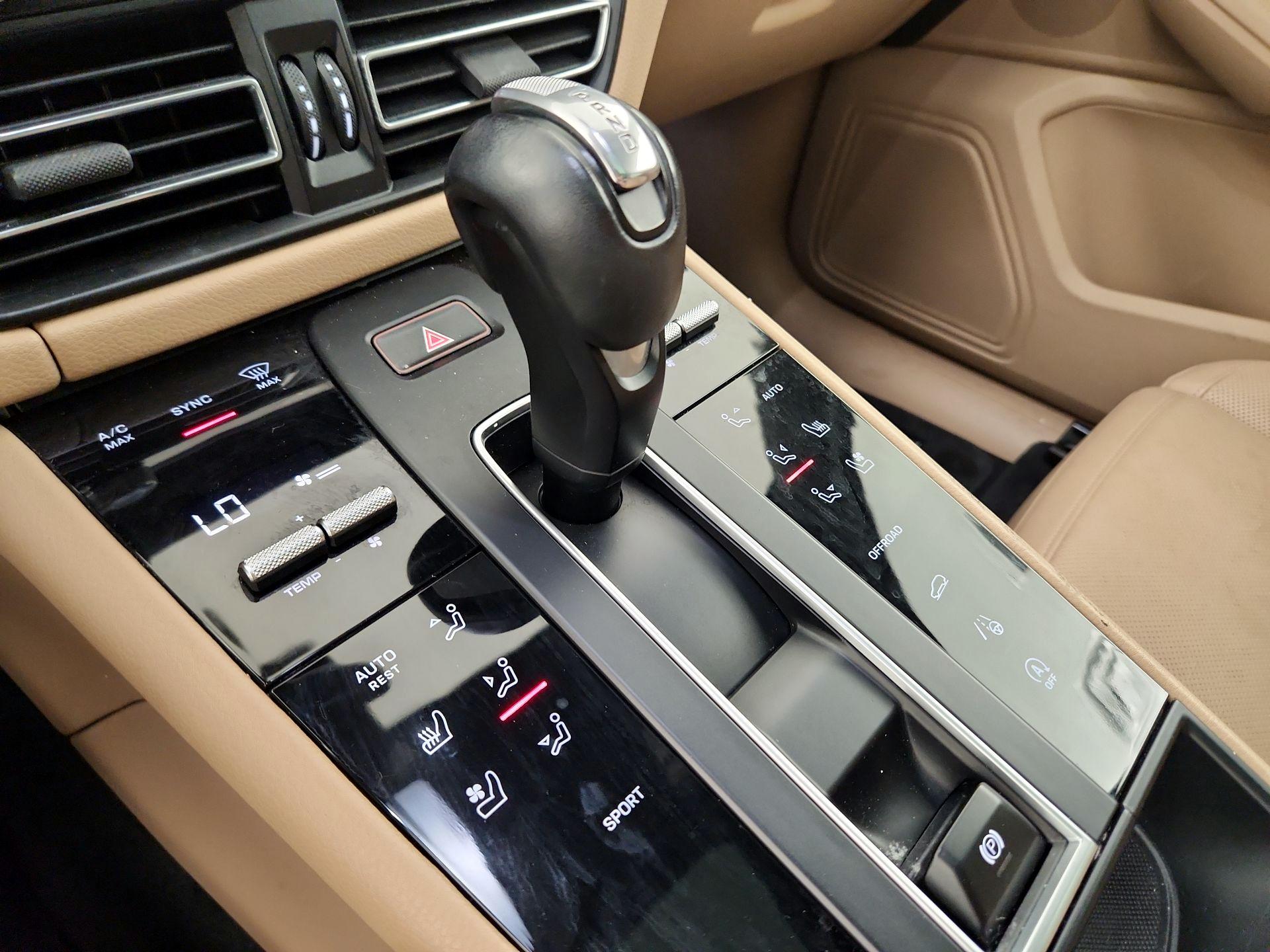 Thumbnail: 2023 Porsche Macan - 18