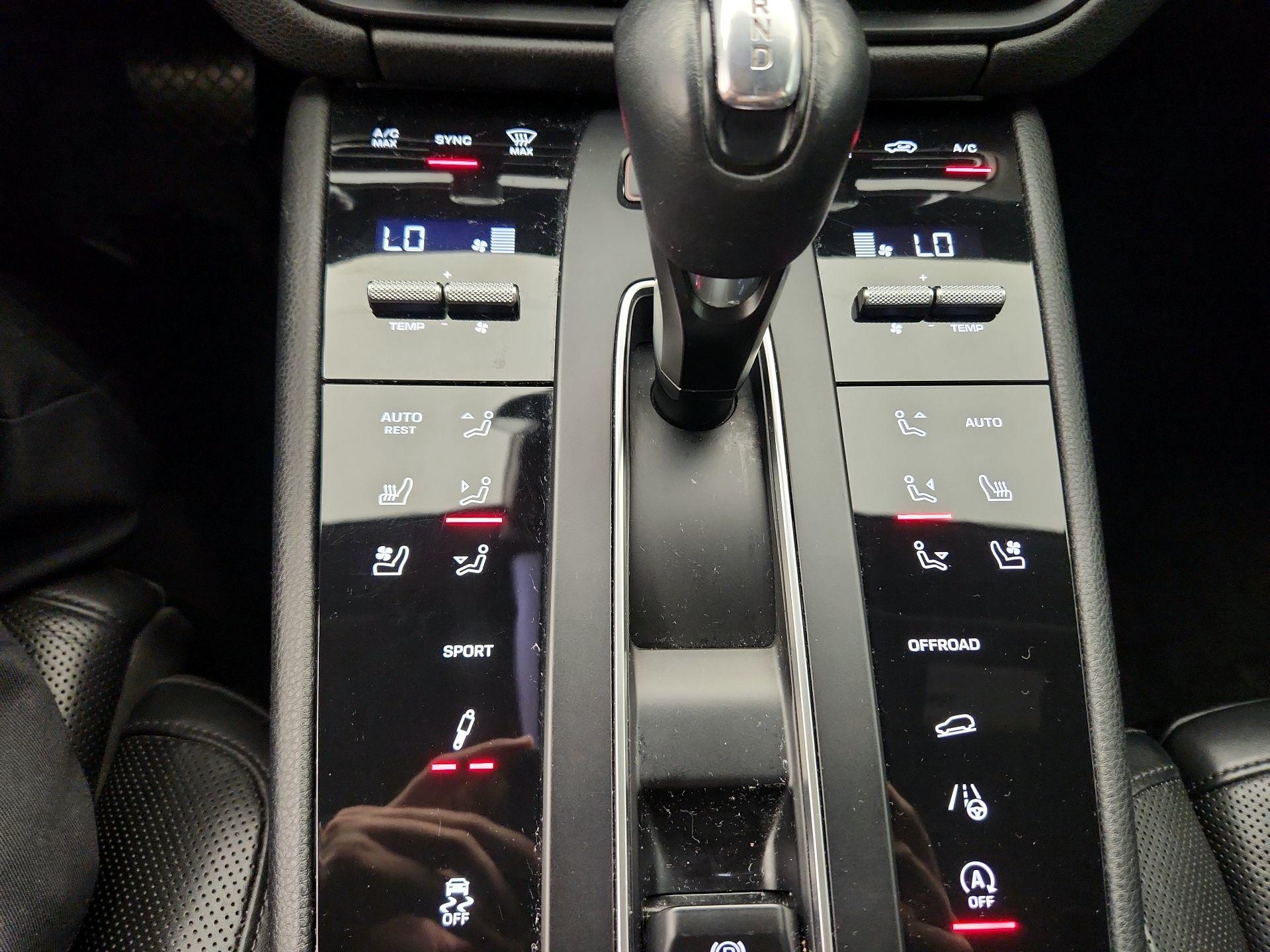 Thumbnail: 2022 Porsche Macan - 15