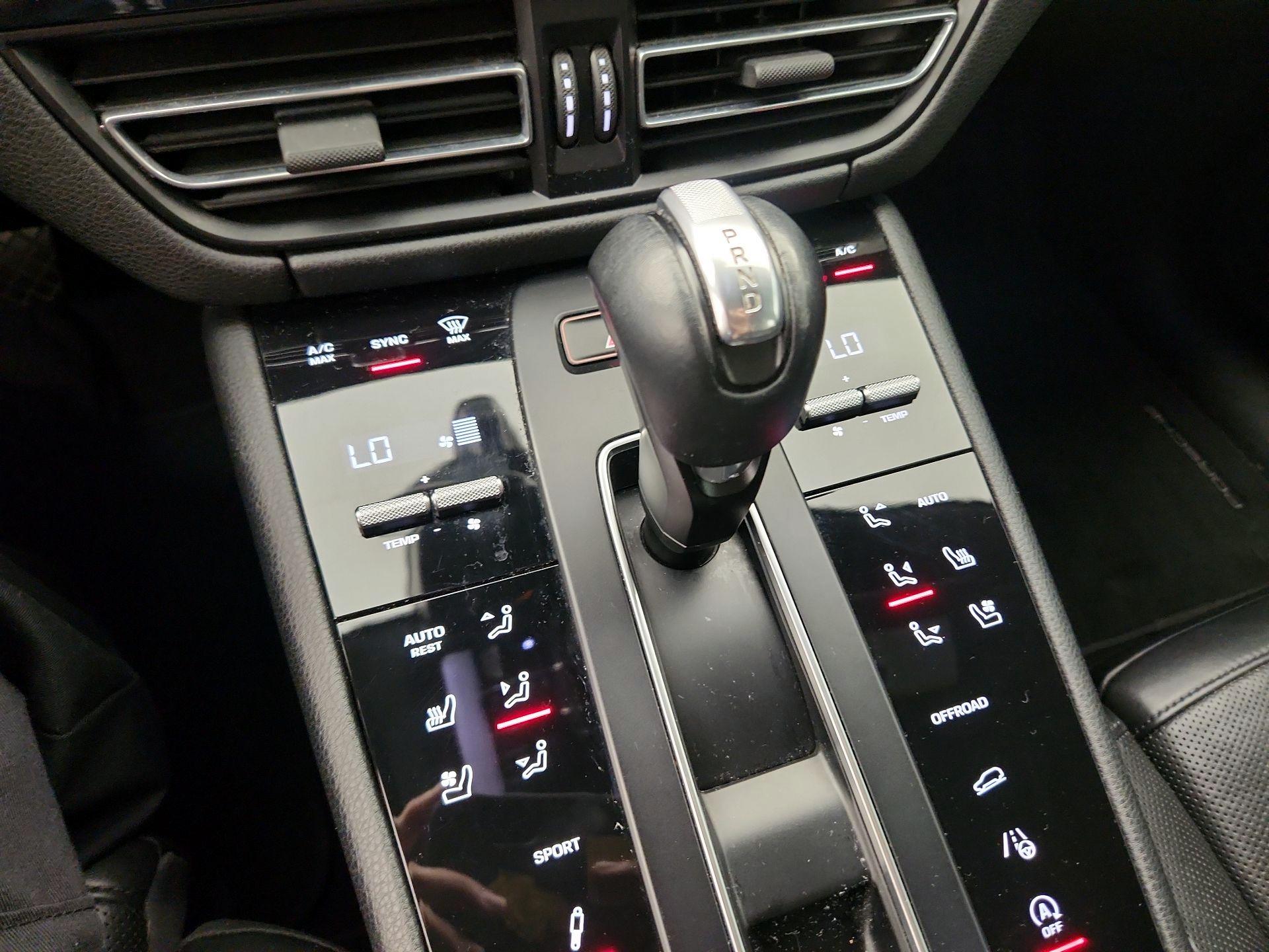 Thumbnail: 2022 Porsche Macan - 16