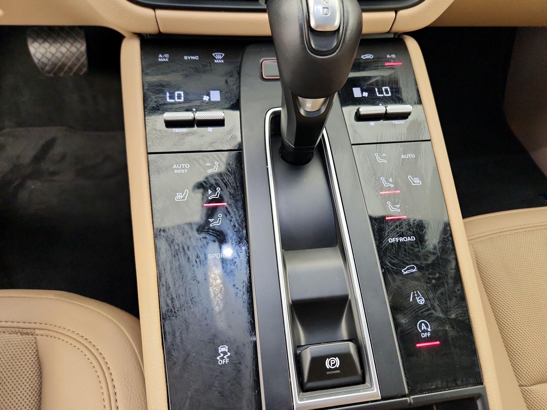 Thumbnail: 2023 Porsche Macan - 15