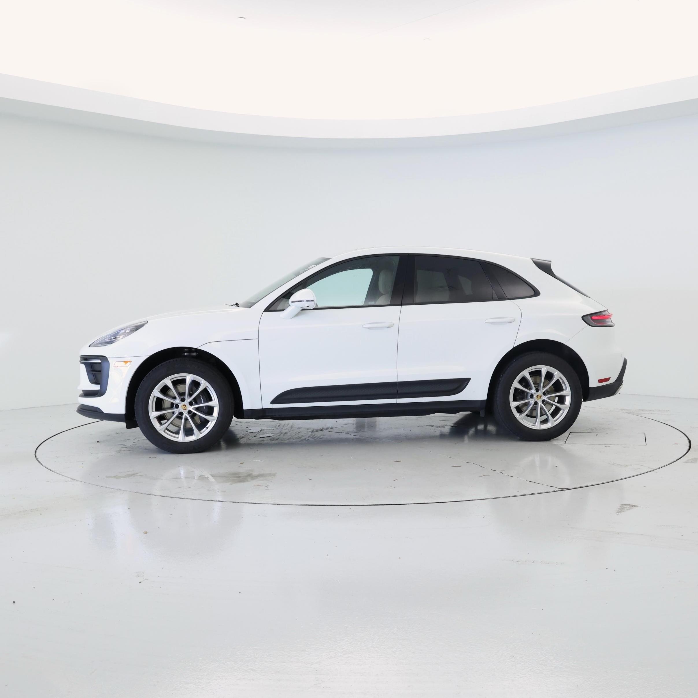 Thumbnail: 2023 Porsche Macan - 3