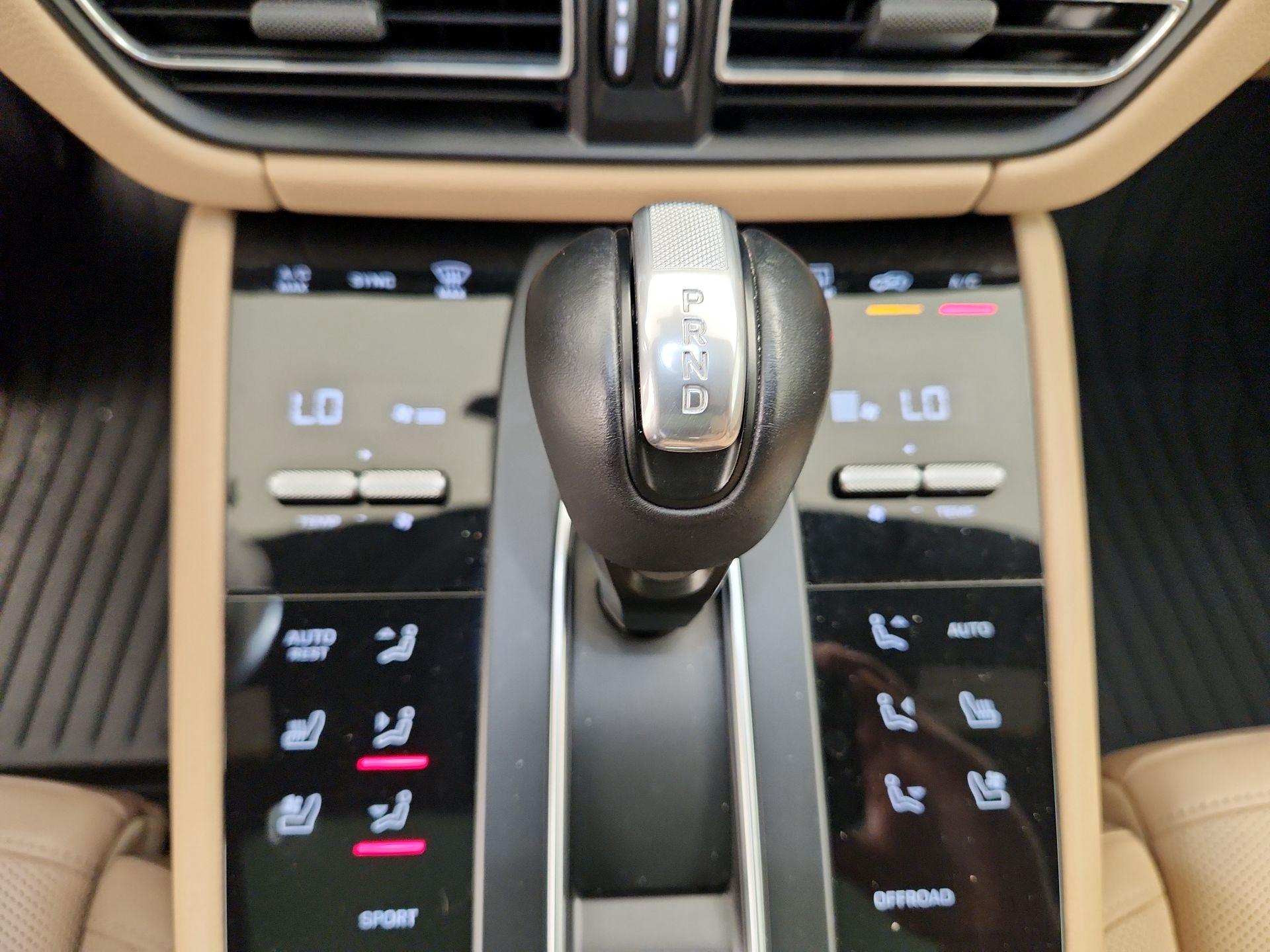 Thumbnail: 2023 Porsche Macan - 18
