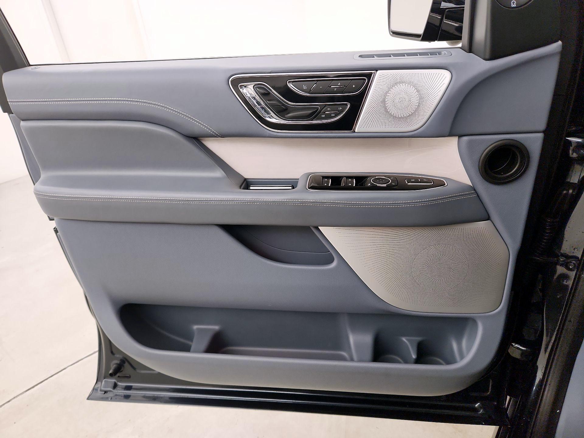 Thumbnail: 2021 Lincoln Navigator - 12