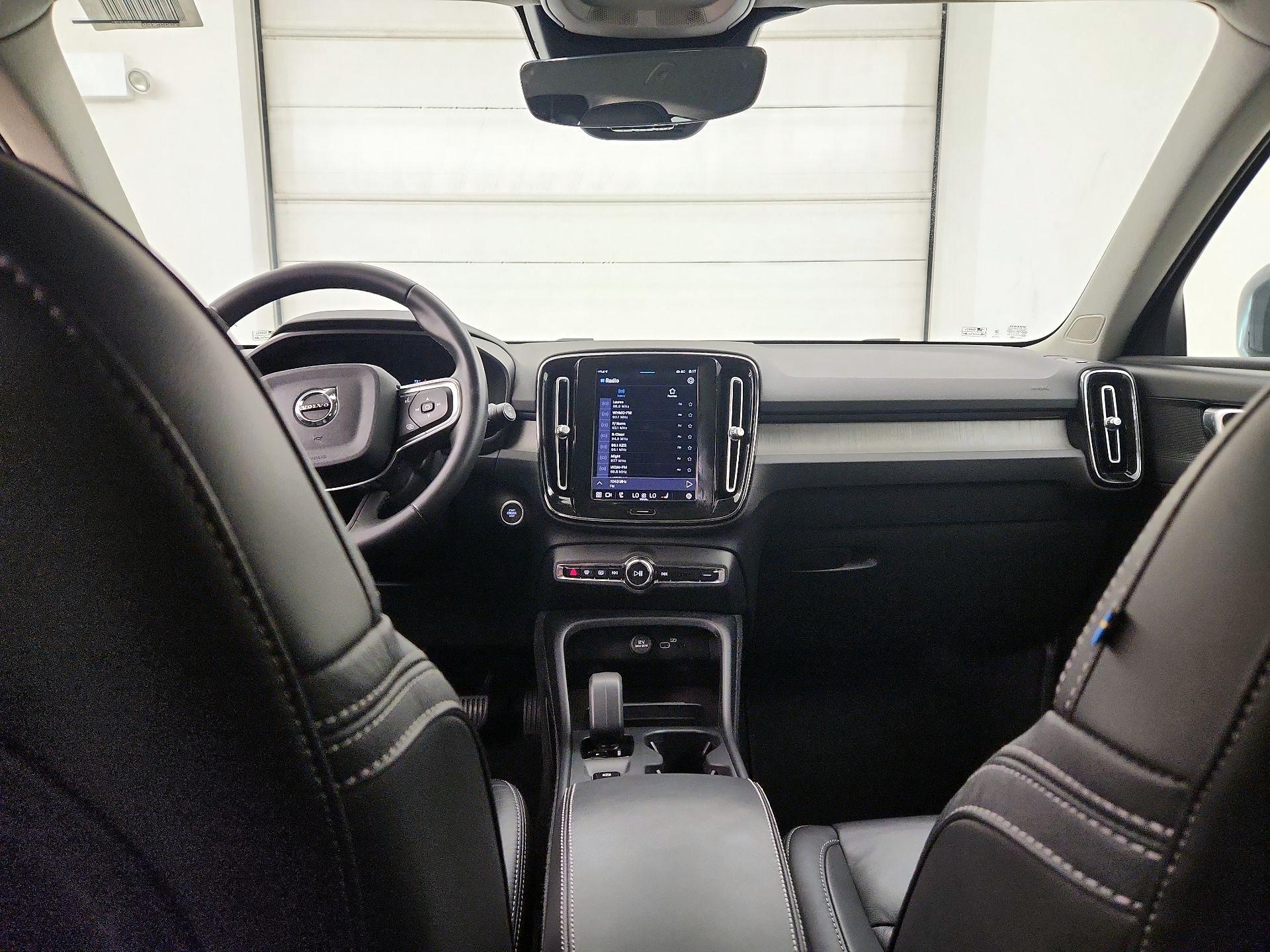 Thumbnail: 2023 Volvo XC40 - 9