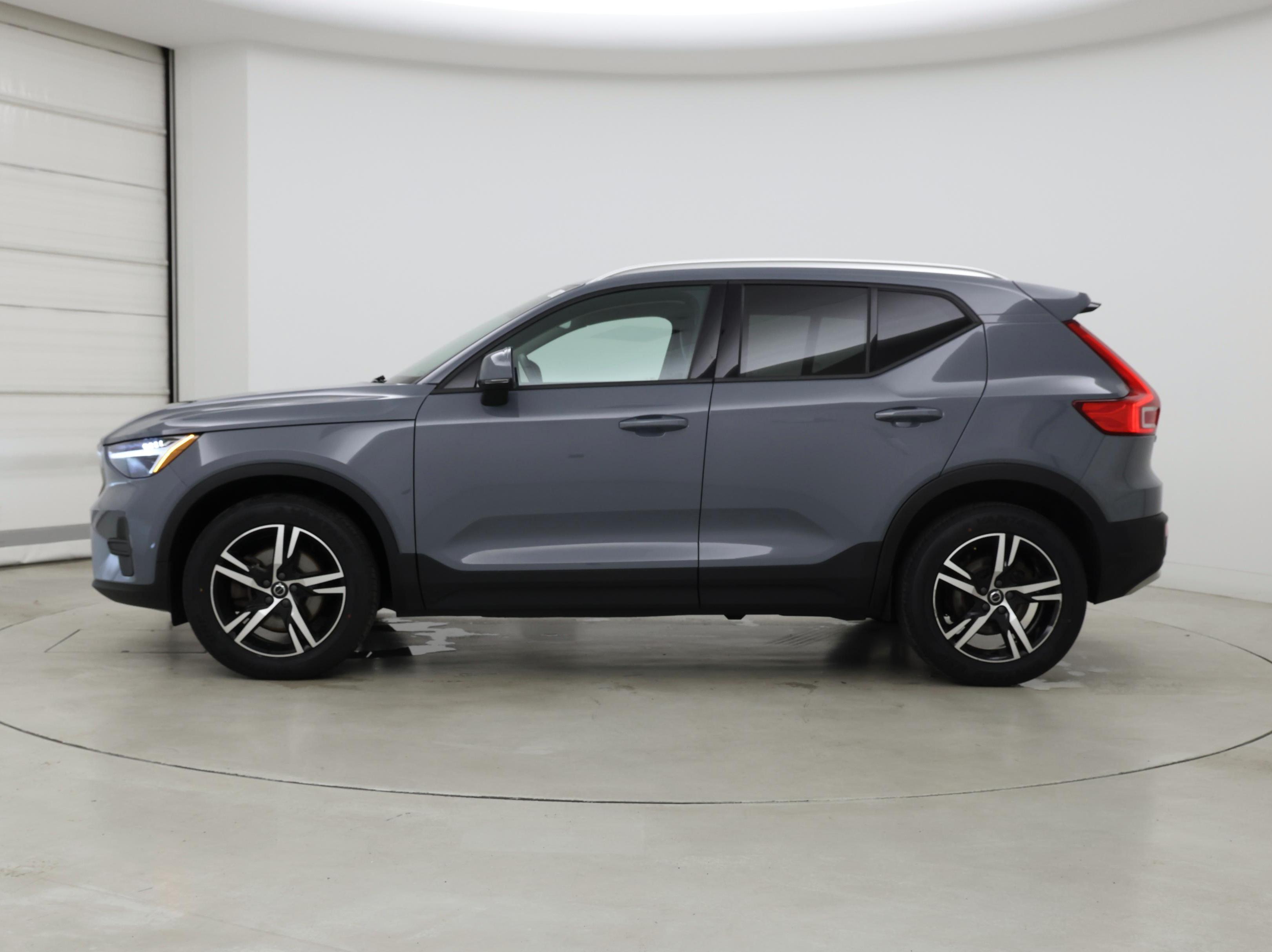 Thumbnail: 2023 Volvo XC40 - 3