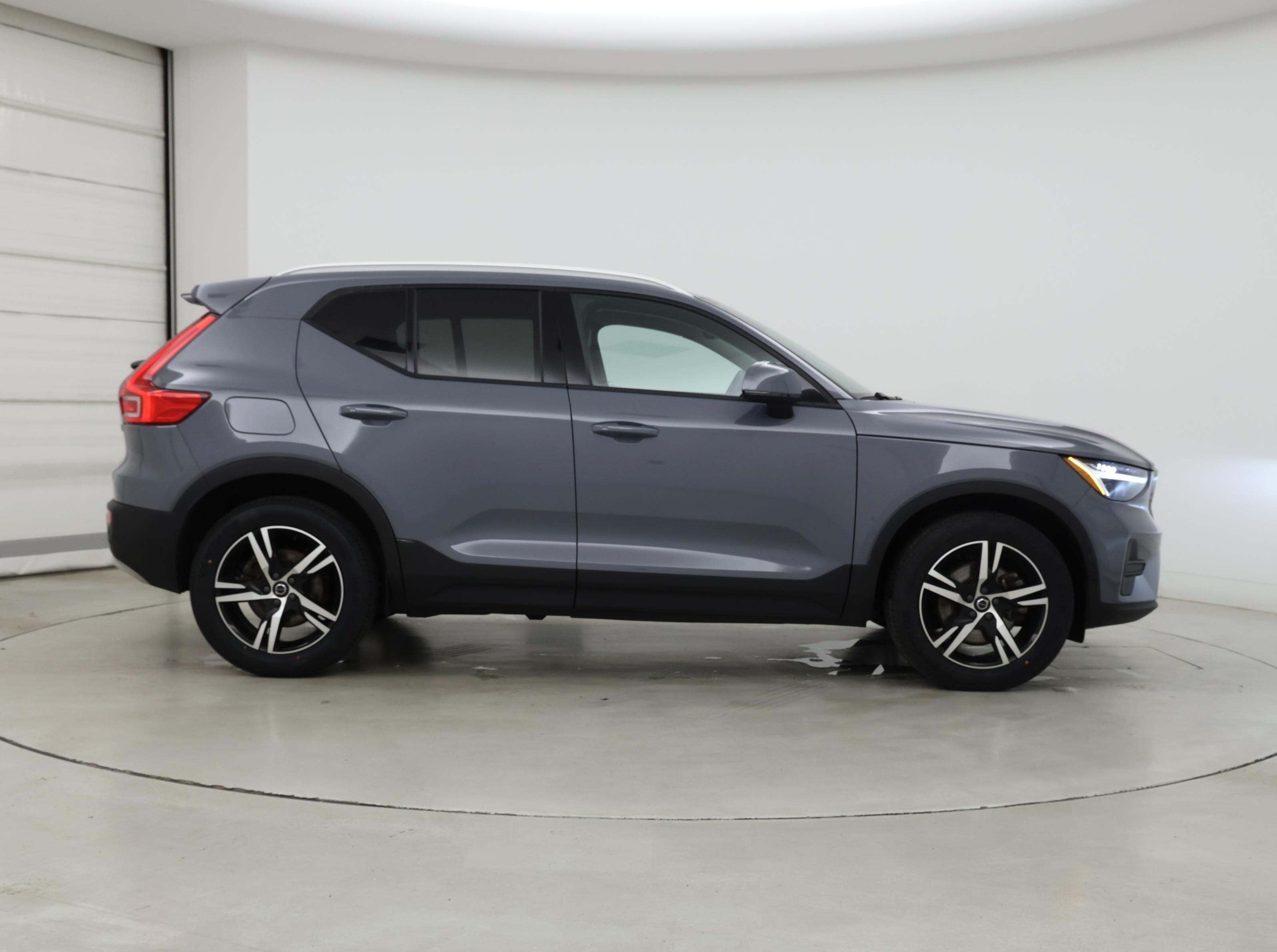 Thumbnail: 2023 Volvo XC40 - 7