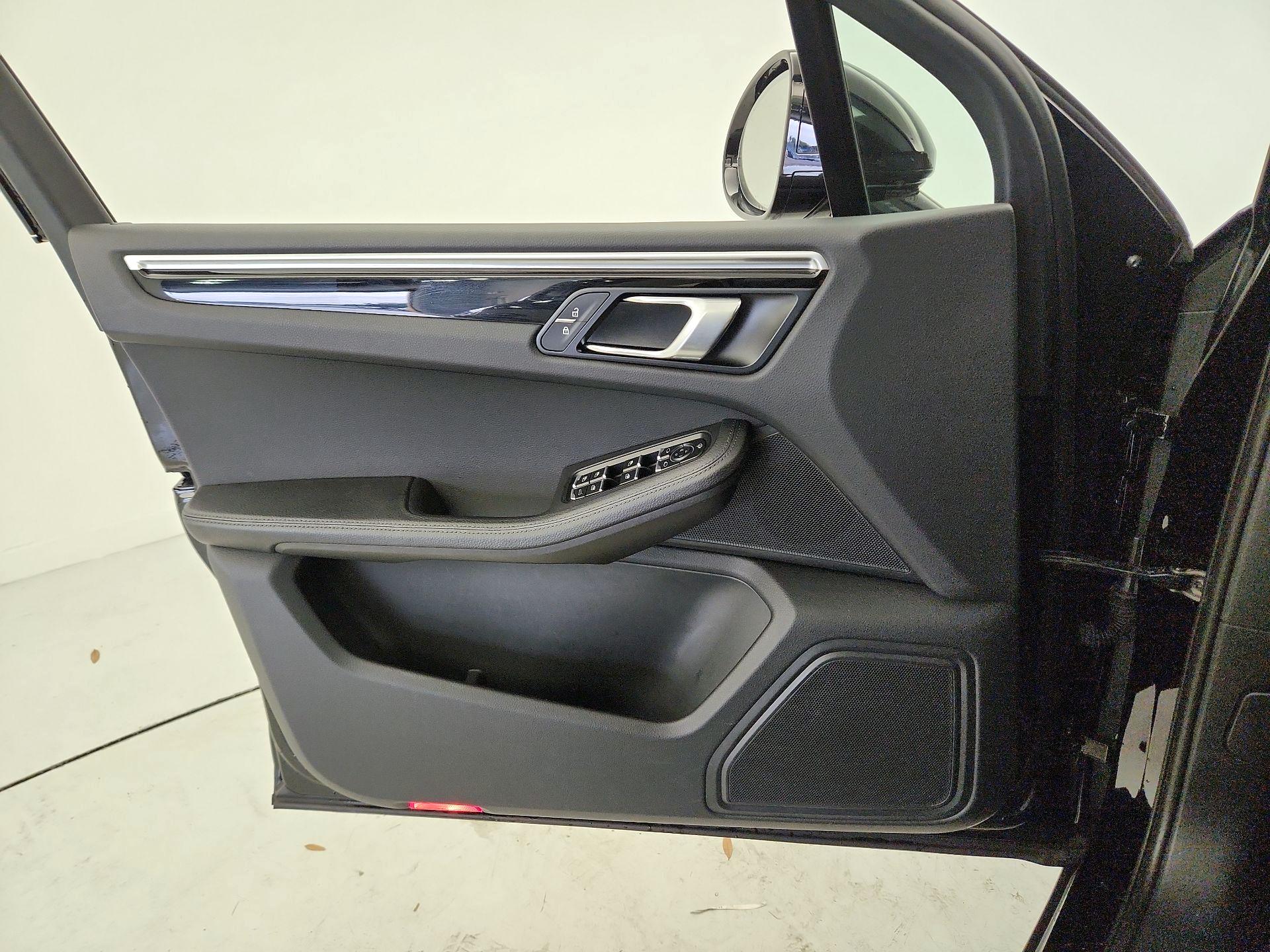 Thumbnail: 2023 Porsche Macan - 12