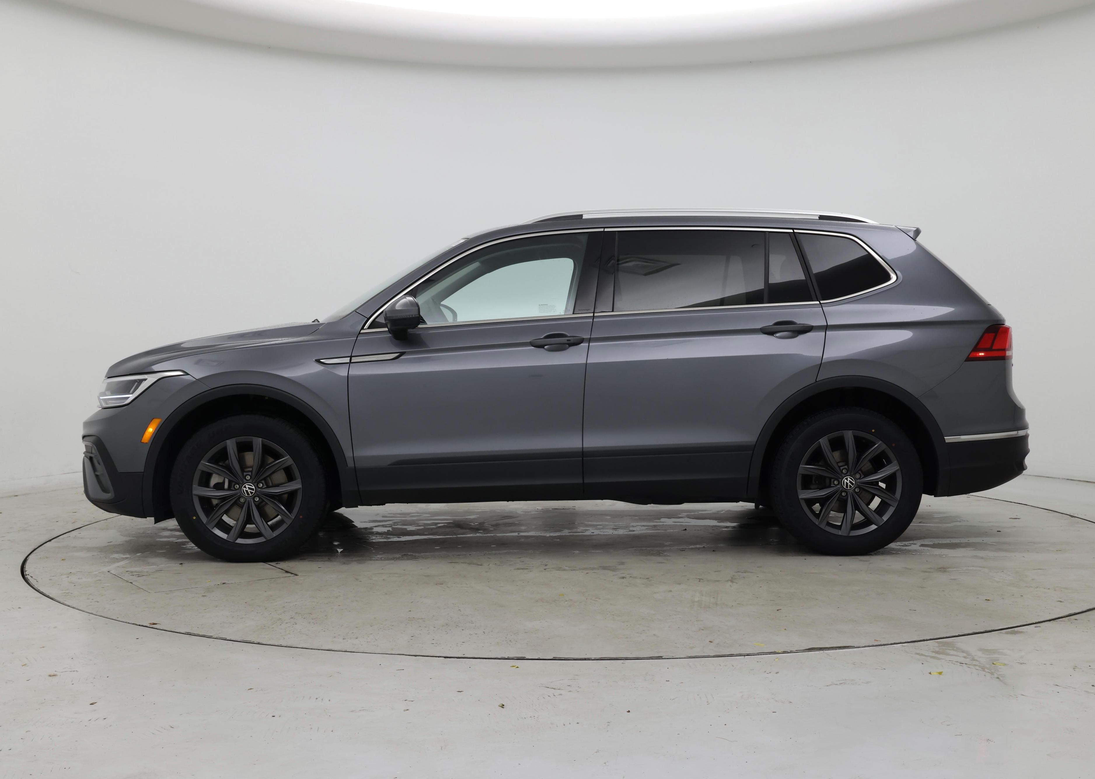 Thumbnail: 2023 Volkswagen Tiguan - 3