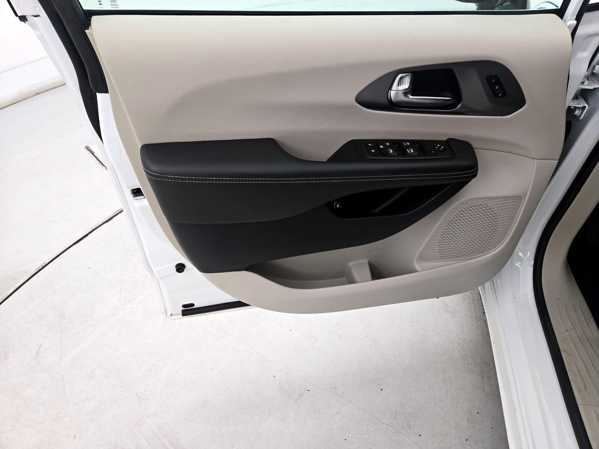Thumbnail: 2024 Chrysler Pacifica - 12